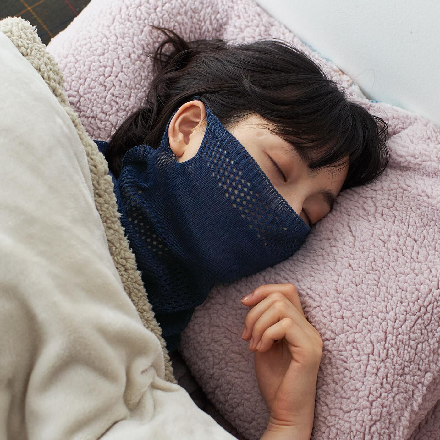 フェリシモの雑貨 Kraso|クーフゥ　部分メッシュで寝ている間も息がしやすい ホールガーメント（R）シルク混スヌードマスクの会|鼻まわりとのどもとはメッシュ編み。呼吸のしやすさにこだわりました。