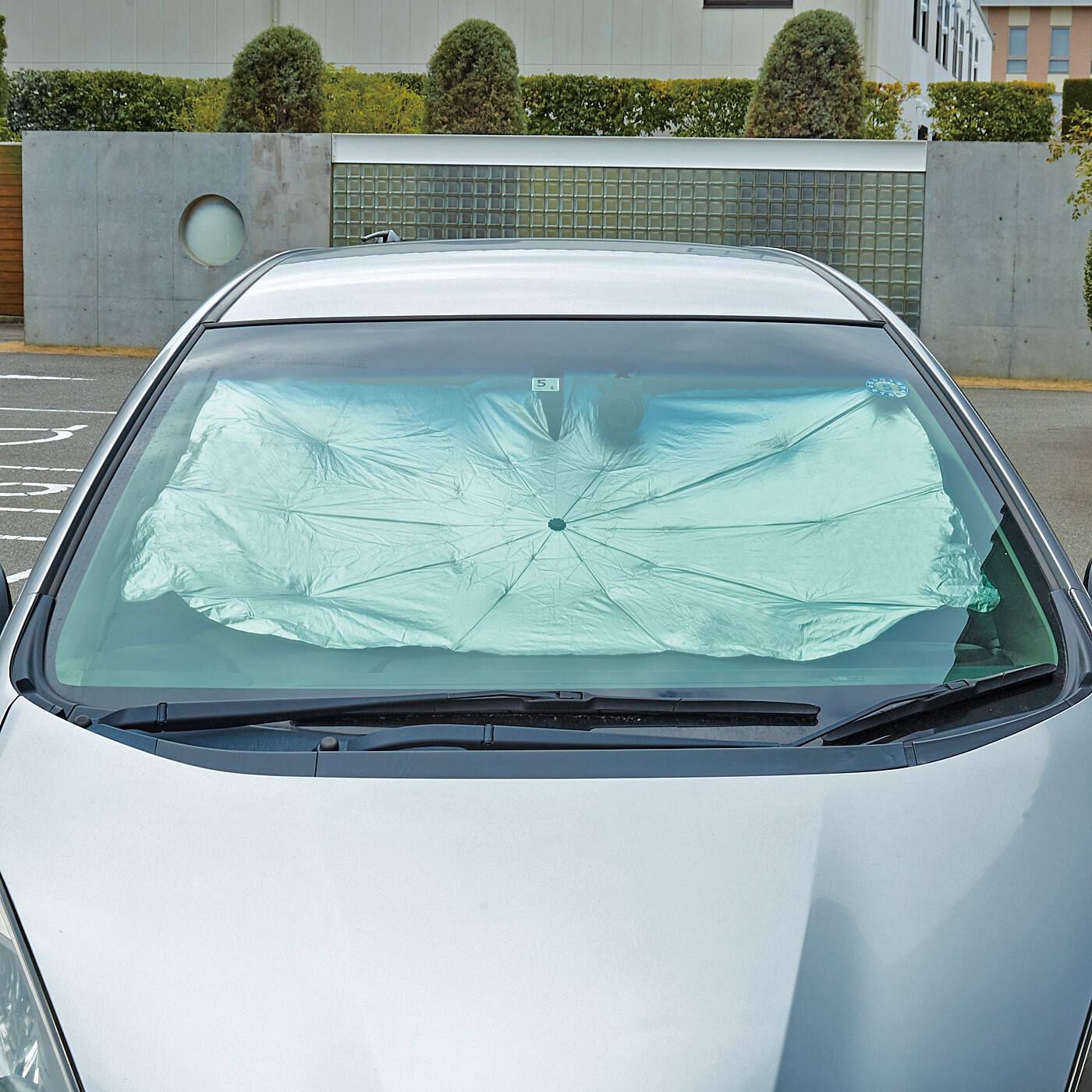 フェリシモの雑貨 Kraso|折りたたみ傘仕様でパッと開いて日差しガード！　コンパクト収納もかなう　車用UVカットサンシェード〈小型自動車〉|フロントガラス全体を覆うサイズで、しっかりと日差しをガード。