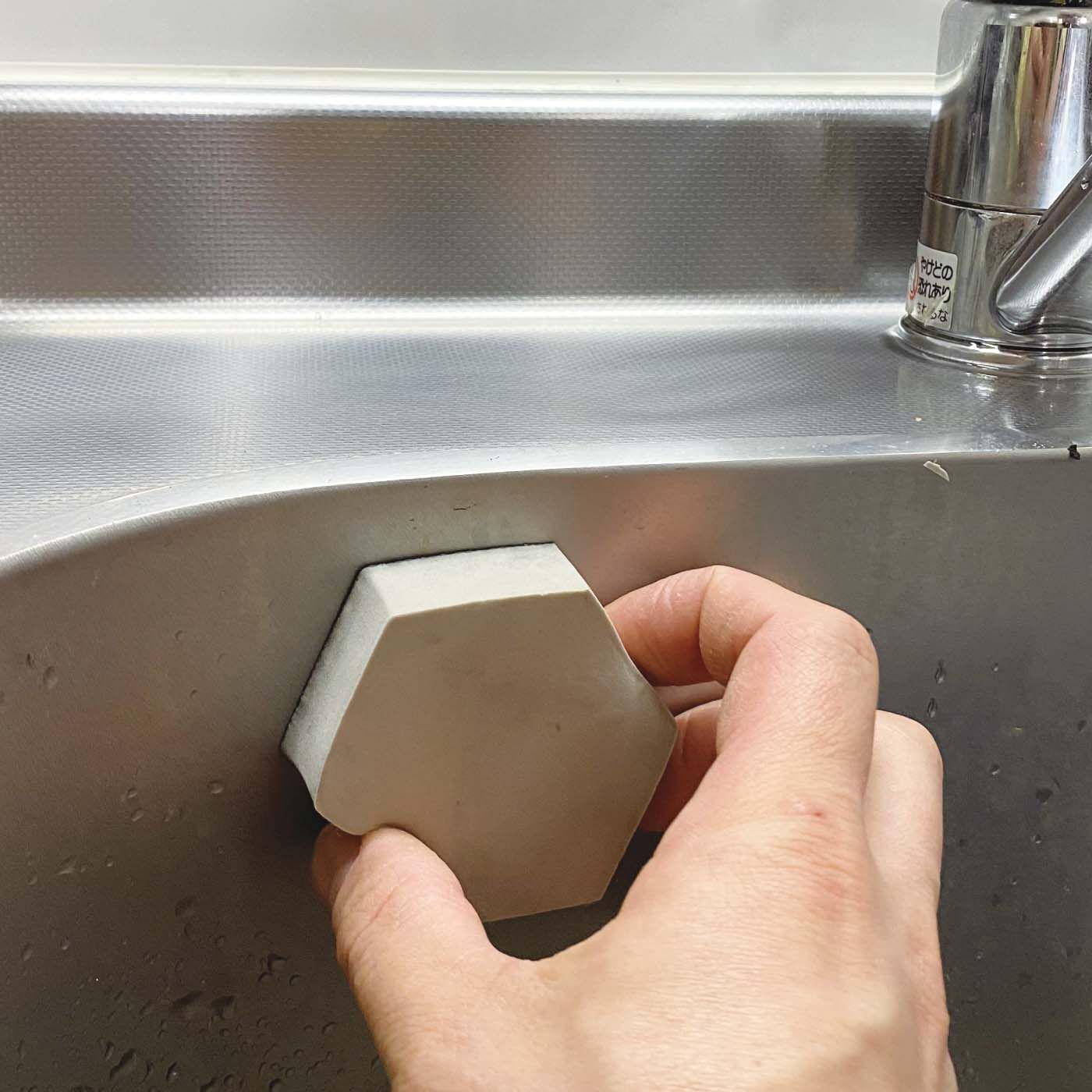 フェリシモの雑貨Kraso|1/d Sink Wiper 吸水スポンジ＆アルミナ研磨材の会|シンクの水アカをピカピカに。