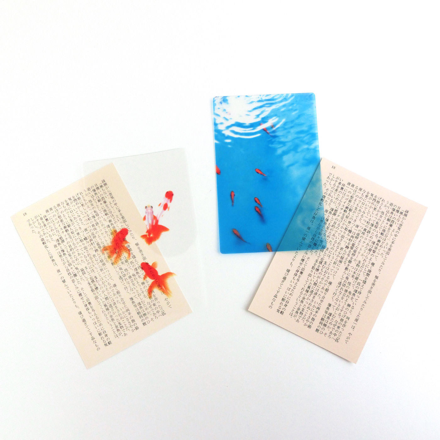 フェリシモの雑貨 Kraso|本の中を金魚が泳ぐ!?　金魚の透明しおりセット〈三尾和金・琉金＆小赤〉|しおり1枚につき台紙も1枚セットになっています。
