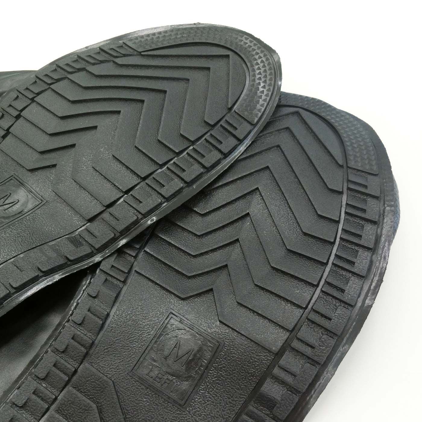 フェリシモの雑貨Kraso|靴を雨や泥から守る　たたんで持ち歩けるシューズレインカバー〈黒〉|底は柔軟性のある素材。滑りにくい仕様になっています。