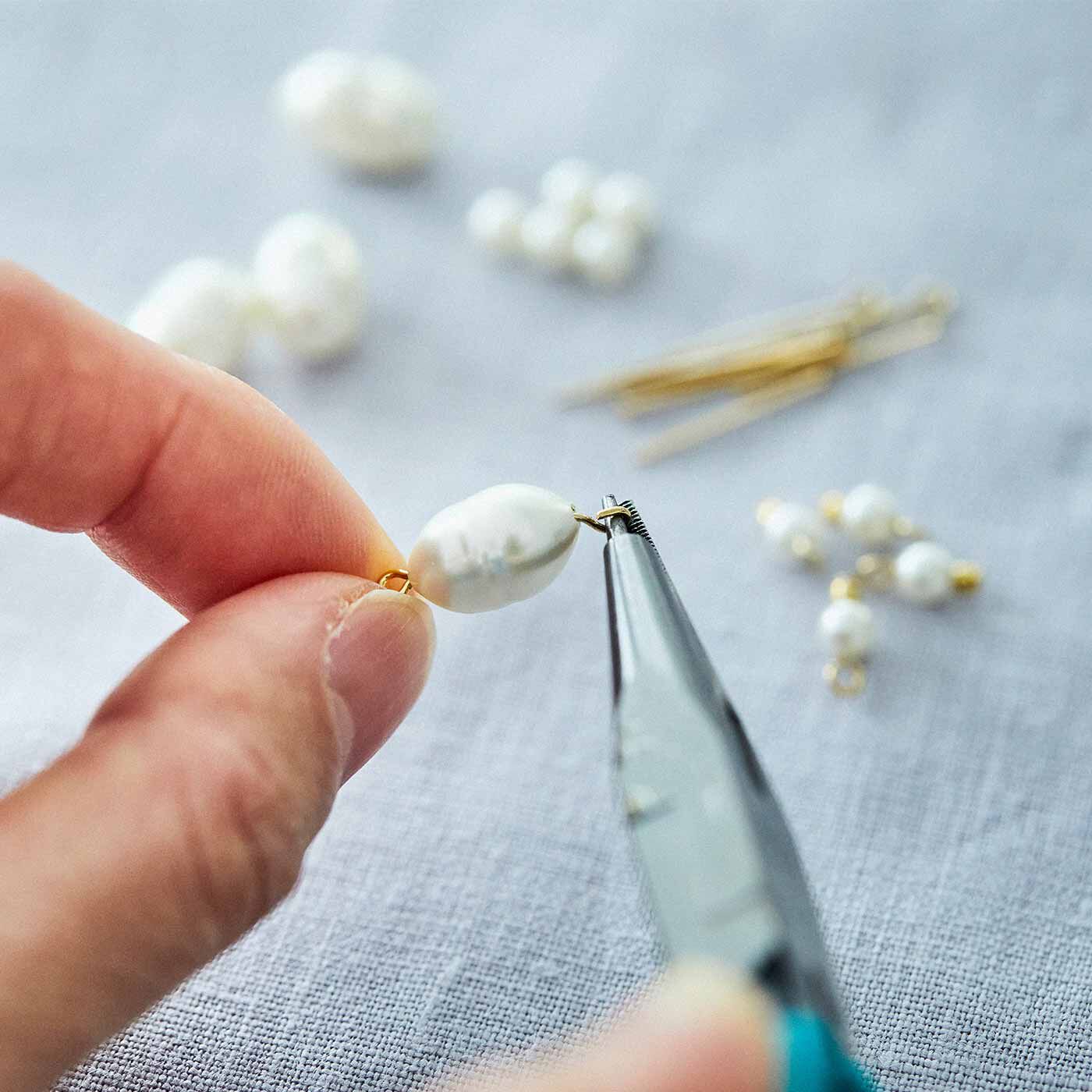Couturier[クチュリエ]|上品な華やかさを添える バロックパール風ビーズのアクセサリーの会|針なしで作れます！ 付属のTピンにビーズをつなげたり、テグスに通して、編み付けます。