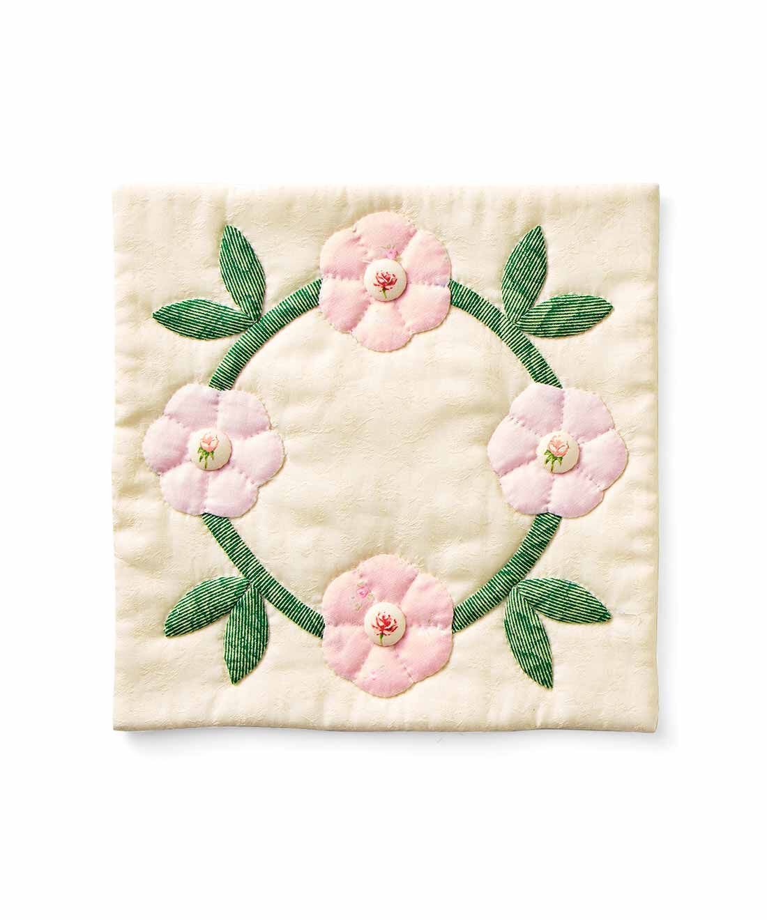 Couturier[クチュリエ]|【3回エントリー】やさしい色に包まれたお花畑のロマンティックキルトの会|ローズボタンのリース