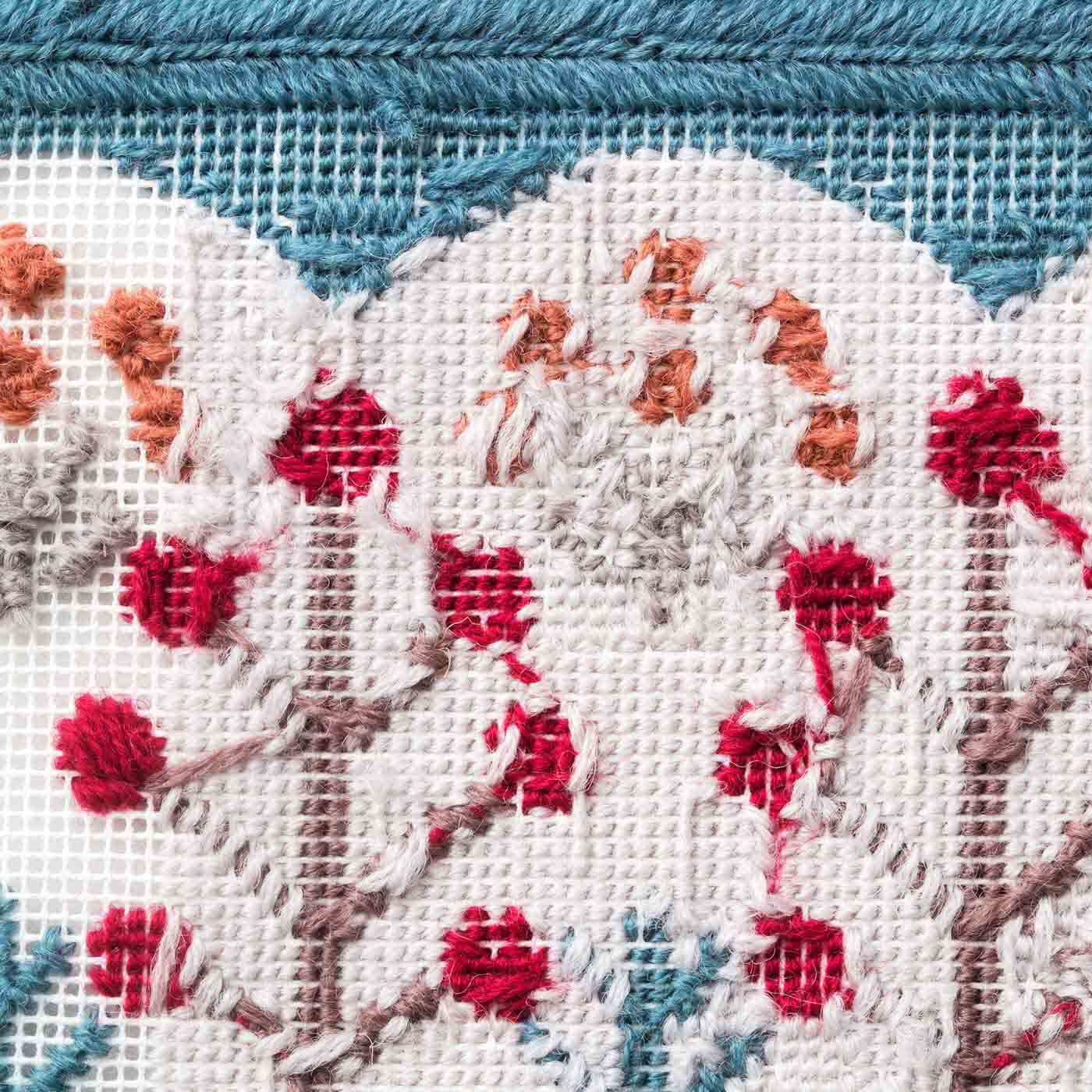 Couturier[クチュリエ]|【タイプが選べる】北欧の花と実を描く テキスタイルみたいなニードルポイントポーチ|裏側はこんな感じ。