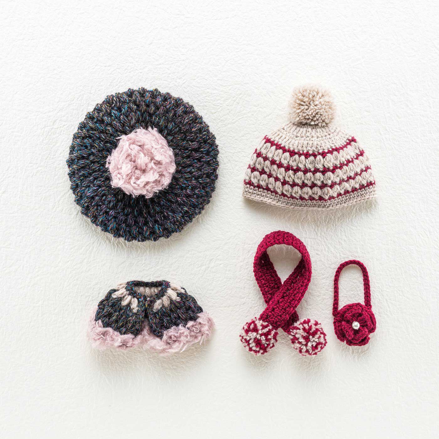 クチュリエ|寒さが待ち遠しくなる ドール用かぎ針編み帽子と小物のキット|LサイズかMサイズ、どちらかを選んで作れます（画像はLサイズ）。