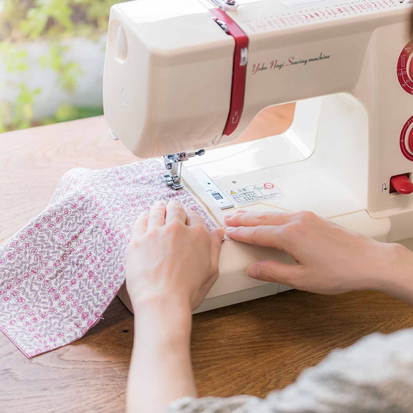 クチュリエ|きれいに作るコツを学ぶ　リバティ・ファブリックスの布小物レッスンの会|薄いタナローンの生地をミシンで縫うときのコツもレクチャー。