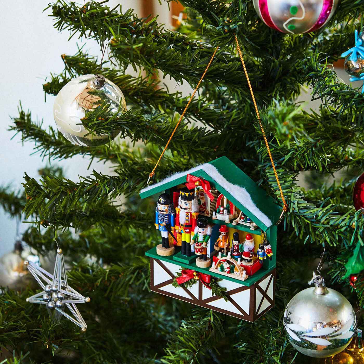 クチュリエ|わたしの部屋にやってきた！ ミニチュアドイツのクリスマスマーケットの会|セットのつりひもでツリーに飾ることができます。