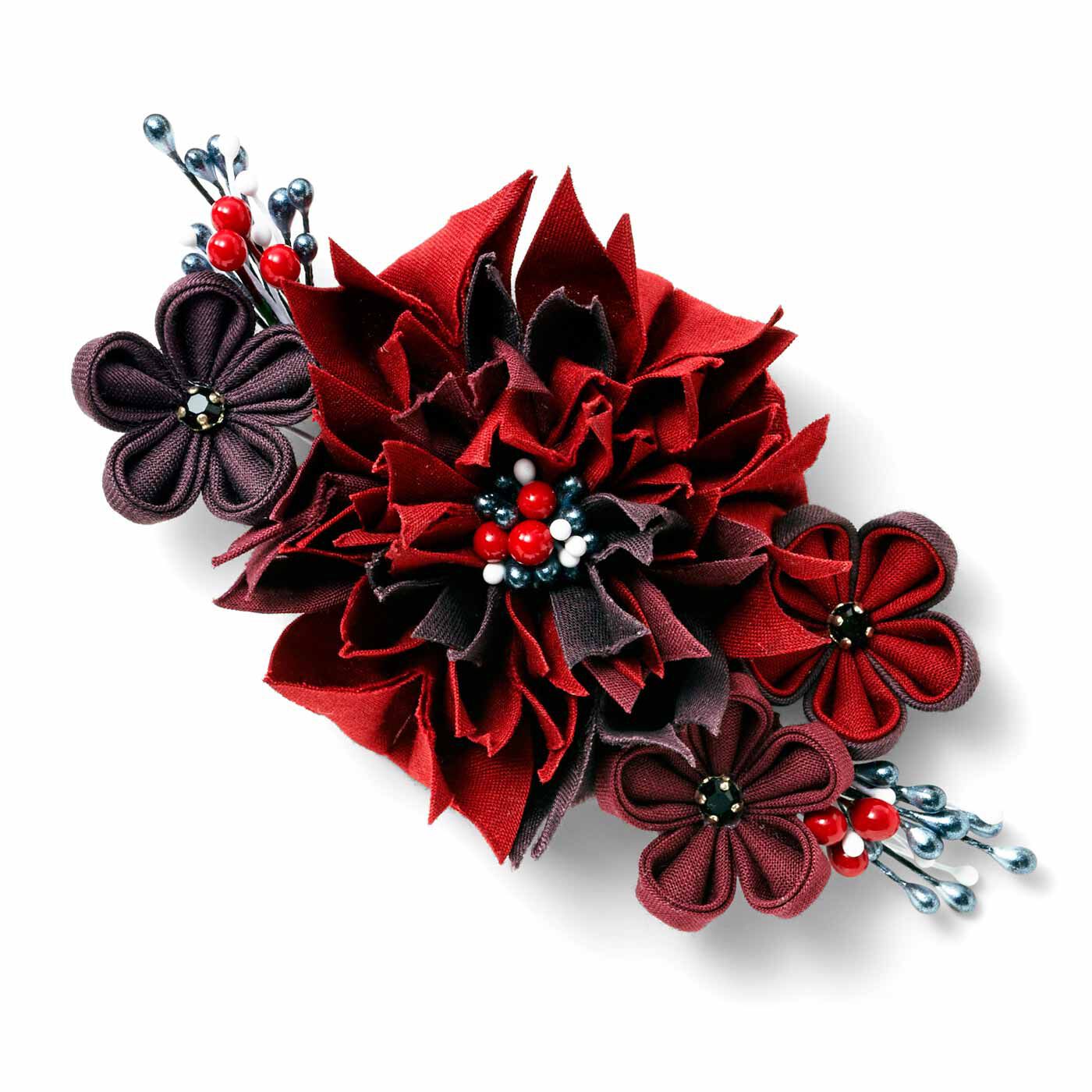 クチュリエ|小粋なワントーンで大人の華やぎ つまみ細工ブローチの会|真紅の花姿