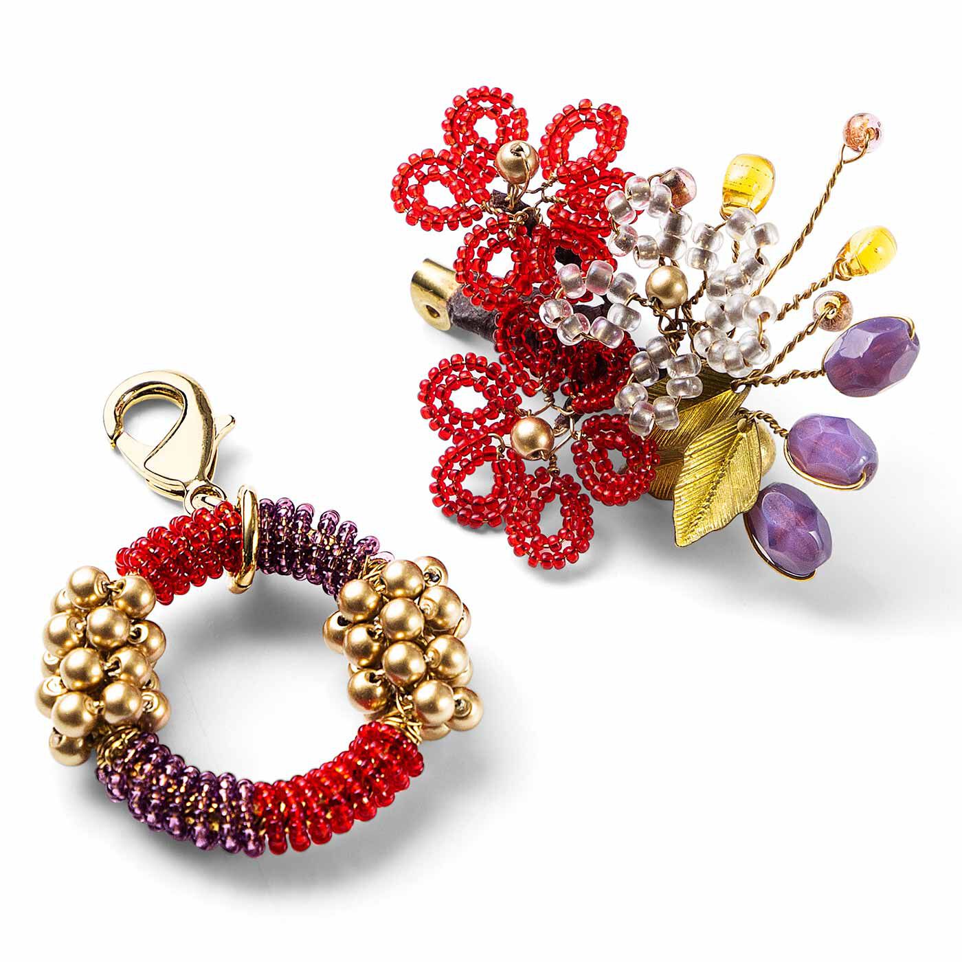 Couturier[クチュリエ]|【タイプが選べる】チェコの個性派ビーズがアクセントビーズワーク入門アクセサリー|5：赤い花のブローチと木の実のリースチャーム ワイヤーにビーズを通してねじって花や実の形に仕立てる手法や、リングパーツを土台に使う「ビーディングリング」など、ワイヤーを使ったビーズのアレンジをマスター。（約4時間）