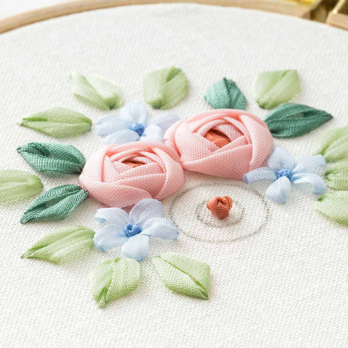Couturier[クチュリエ]|砂糖菓子のように甘くてかわいい お花のリボン刺しゅうの会|ゆるめにフレンチノットステッチをします。