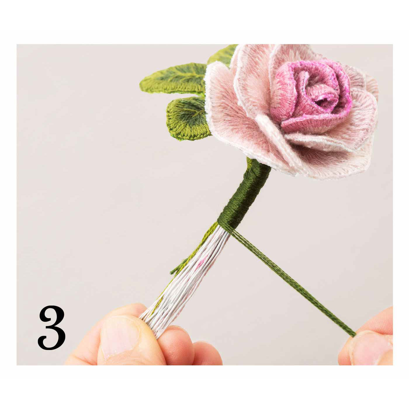 クチュリエ|多彩な花を咲かせて立体的な刺しゅうを楽しむ スタンプワークの会|ワイヤーに刺しゅう糸を巻き付け、お花の形に組み立てます。