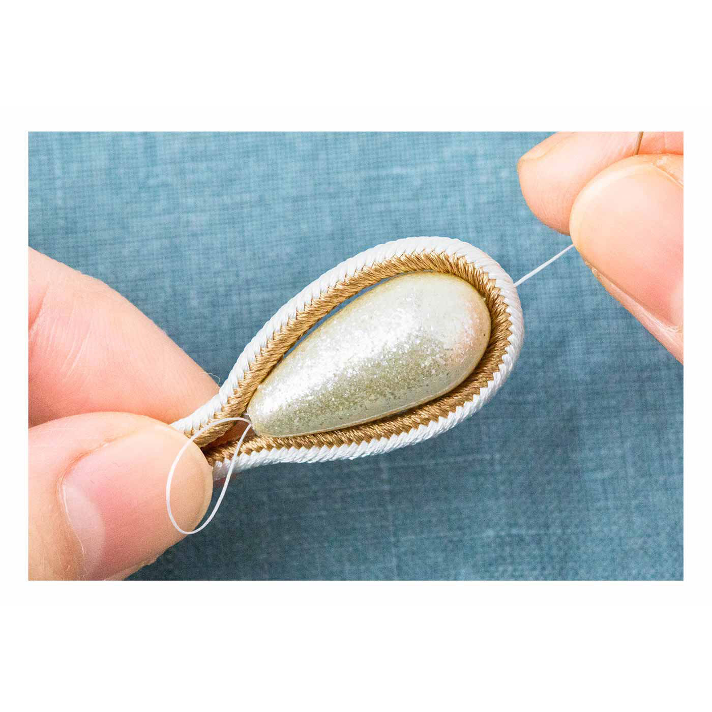 クチュリエ|「はじめてさんのきほんのき」ヨーロッパの伝統的なコード刺しゅう ソウタシエのアクセサリーの会|ソウタシエの作り方　ビーズにコードを巻き付け、縫って固定させます。