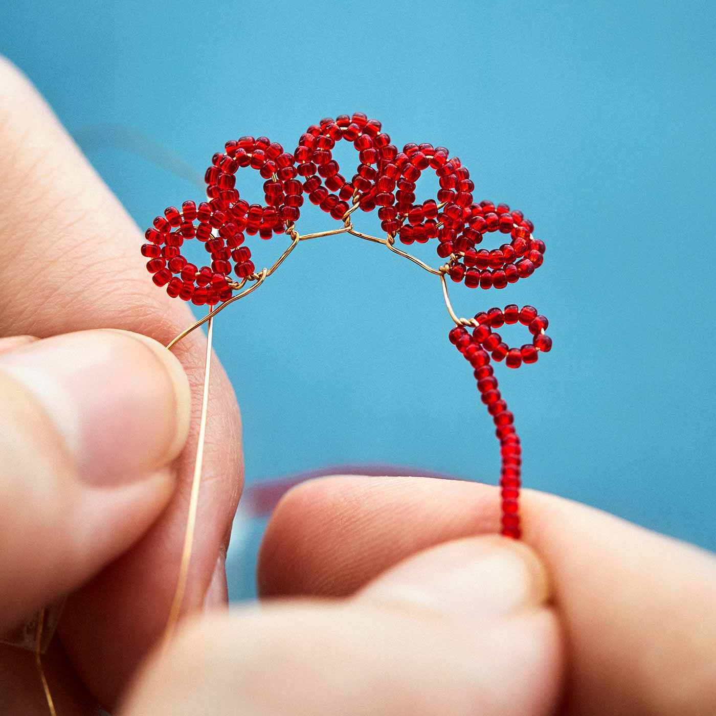 Couturier|【タイプが選べる】チェコの個性派ビーズがアクセントビーズワーク入門アクセサリー|ビーズを通したワイヤーをねじって、花びらの形に仕立てます（タイプ5）。