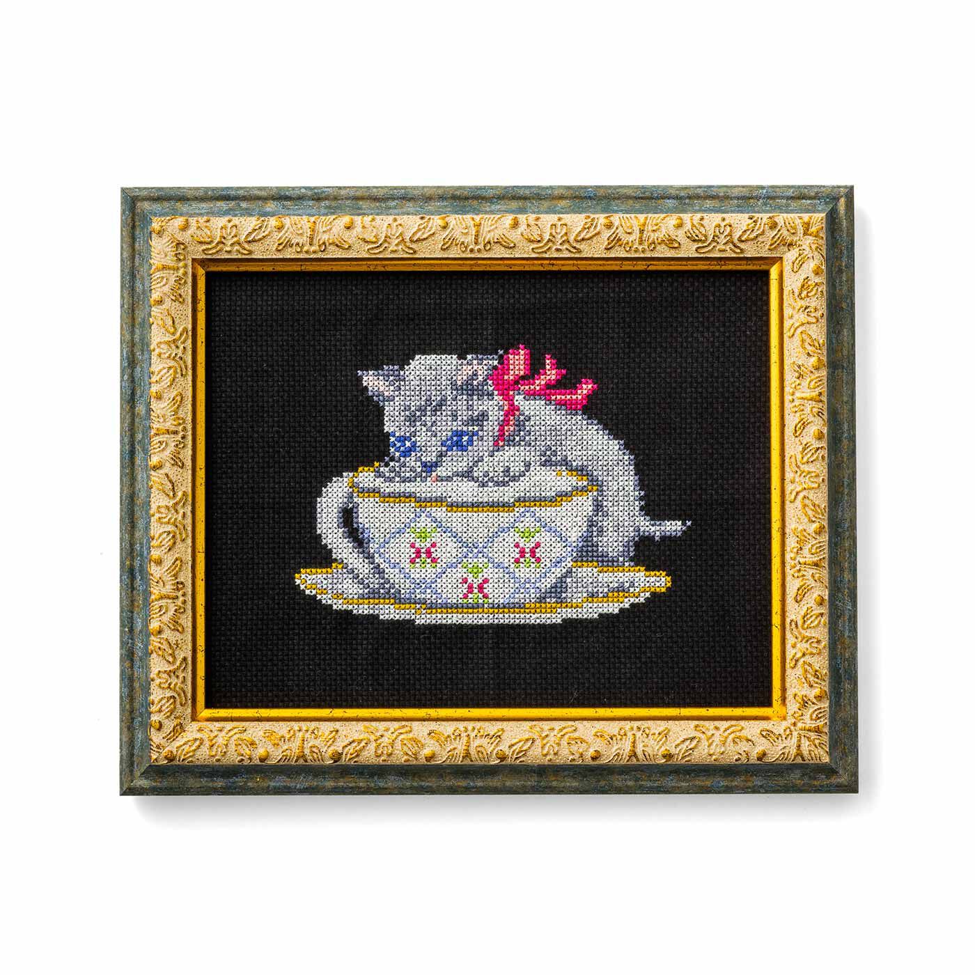 クチュリエ|ヴィクトリアンな愛らしさ 貴族のように優雅な猫のクロスステッチの会|ティーカップと戯れるルートヴィヒ