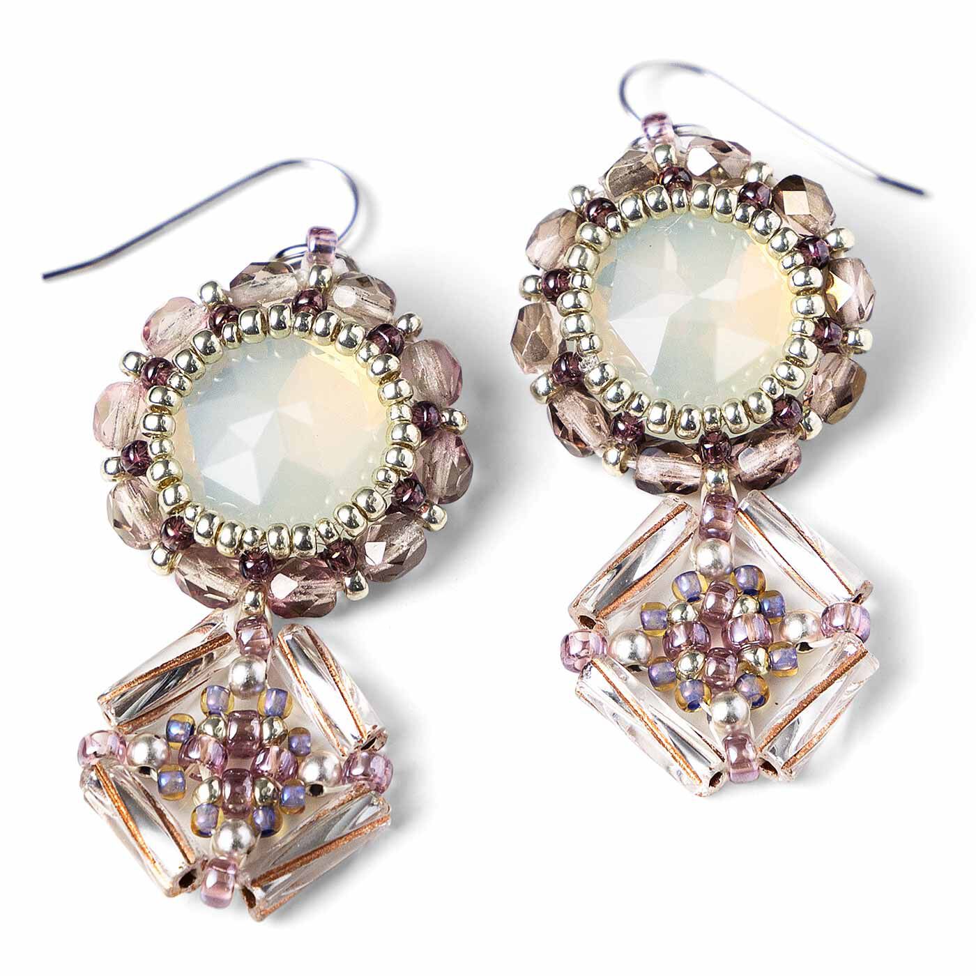 Couturier[クチュリエ]|【タイプが選べる】チェコの個性派ビーズがアクセントビーズワーク入門アクセサリー|6：光の花のようなイヤアクセサリー 専用の針と糸を使ってビーズステッチにトライ。簡単なモチーフの編み方や、穴のない大粒のビジューパーツをビーズで囲んで華やかに仕上げる「フレーミング」も習得できます。（約3時間）