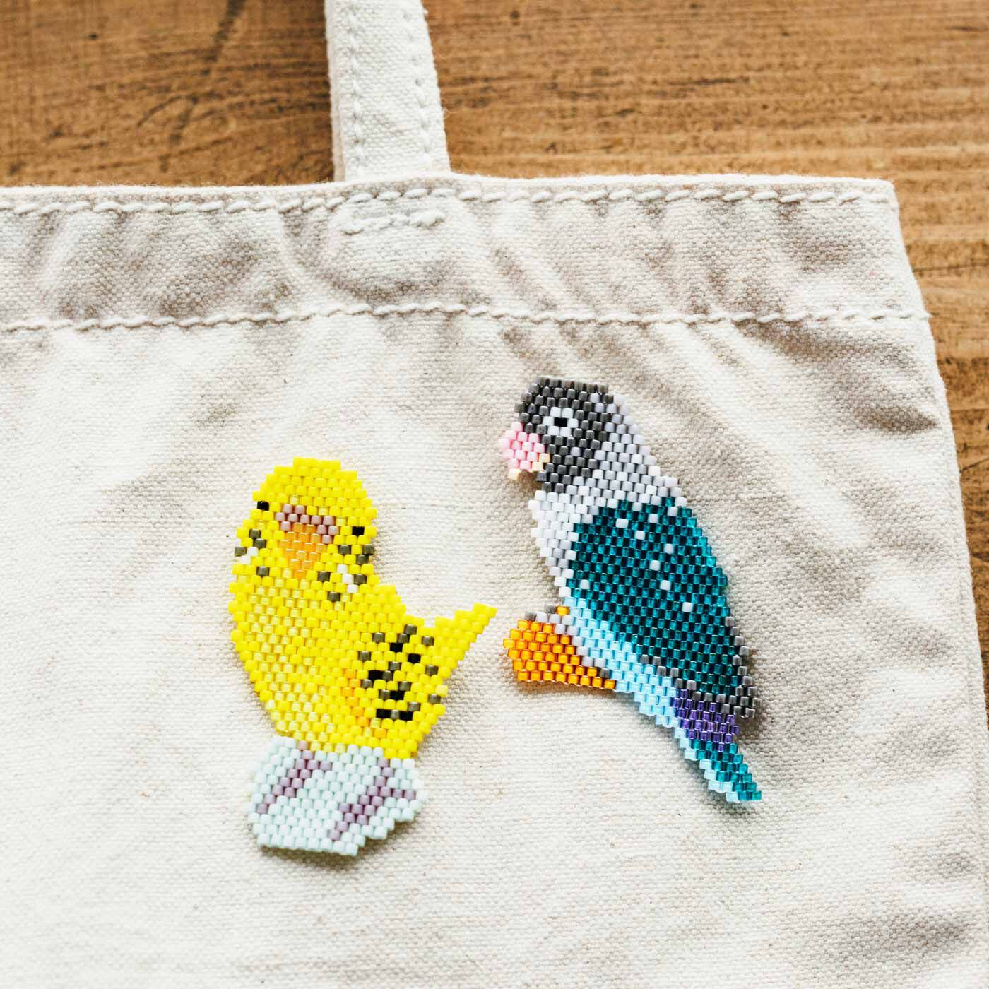 クチュリエ|クチュリエ×小鳥部 たたずまいに癒やされる ビーズステッチの小鳥の会|バッグに付けて一緒にお出かけ。