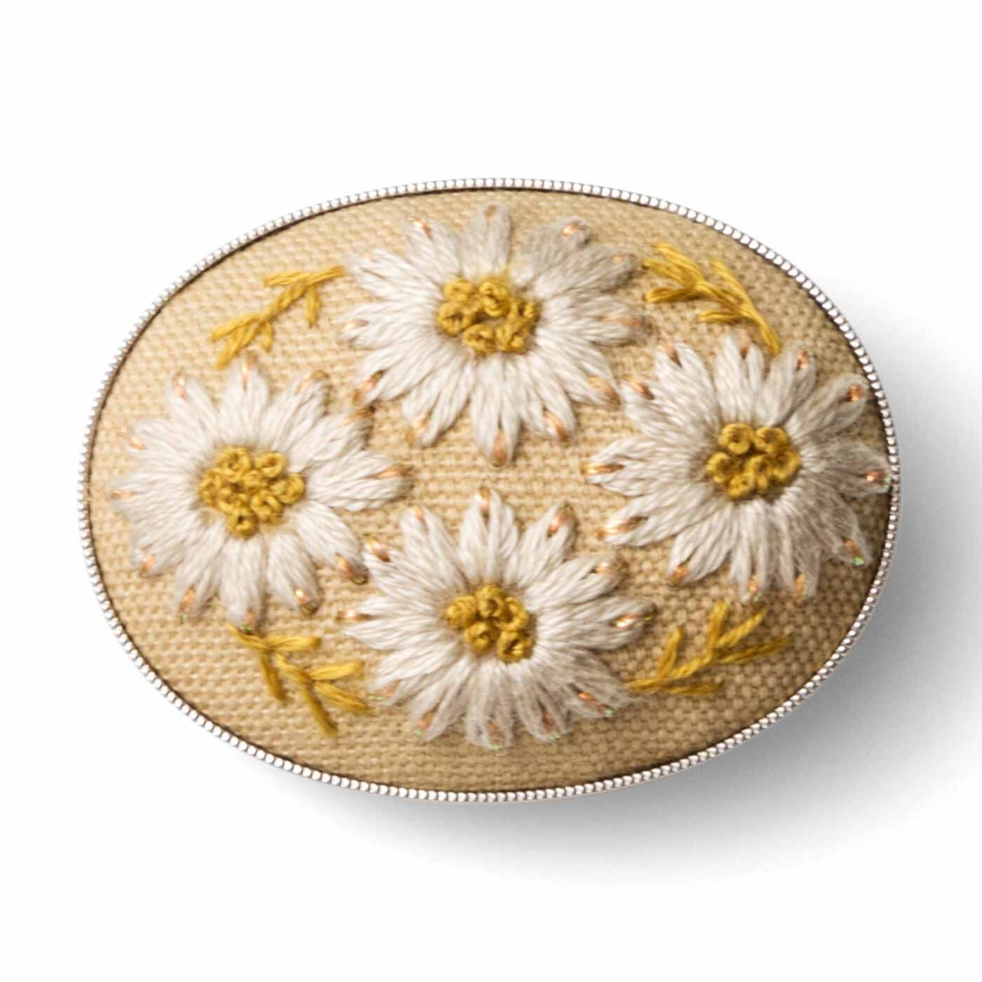 Couturier[クチュリエ]|【タイプが選べる】マカベ アリスさんの季節のうつろいを感じる お花の刺しゅうブローチ|タイプ4：マーガレット