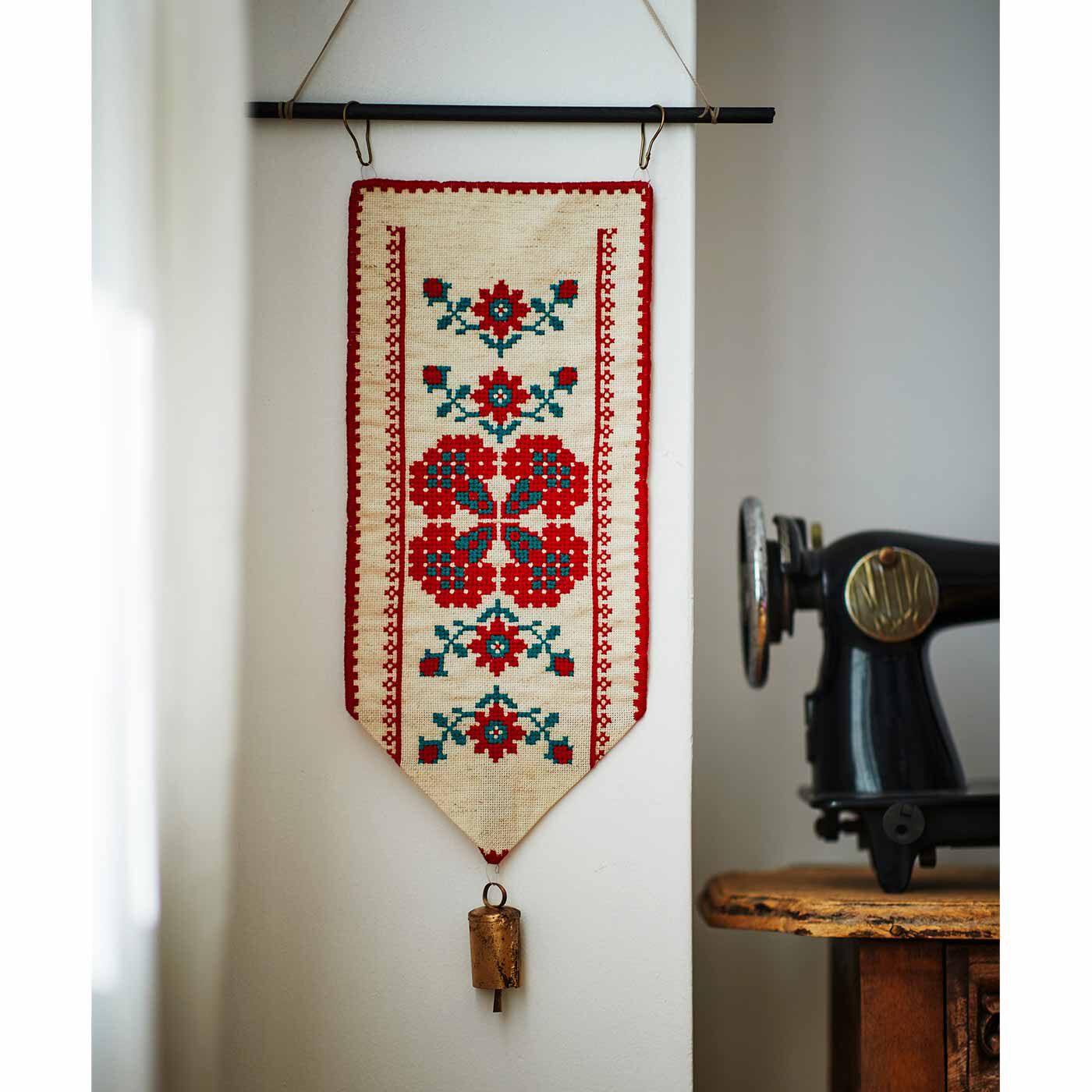 Couturier|トランシルヴァニアからの贈り物 カロタセグの編みクロスステッチタペストリーの会|一枚でも存在感たっぷり。カウベルを付けてベルプルにしても。