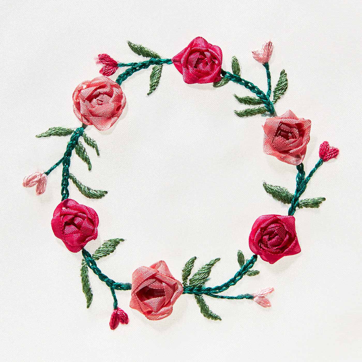 クチュリエ|透かして眺めて撮りたくなる お花のオーガンジー刺しゅうの会|薔薇に囲まれる体験