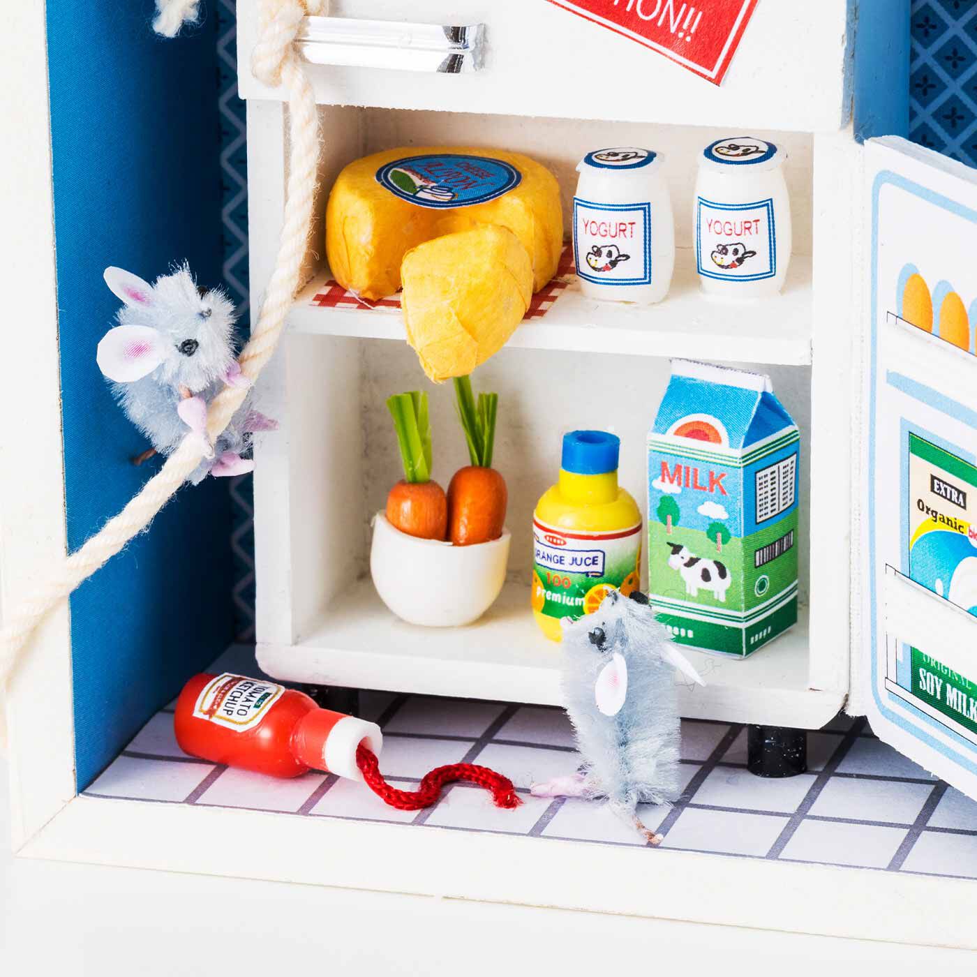 Couturier[クチュリエ]|【タイプが選べる】くすっと笑える動物たちの暮らし 小さな世界が広がるミニチュアボックス|チーズを求めて冷蔵庫を物色中のネズミくん。