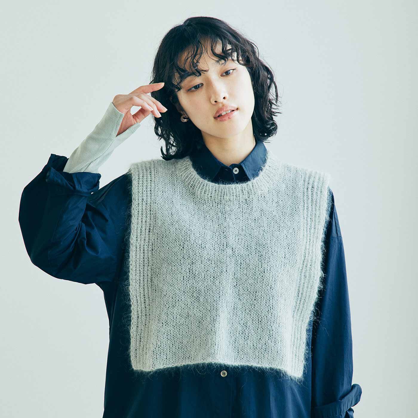 Couturier[クチュリエ]|ROWAN×amuhibi はじめてさんの「着るもの」シリーズ シルク混モヘアのサイドオープンベスト〈グレー/Mサイズ〉|モデル身長：175cm　着用サイズ：L