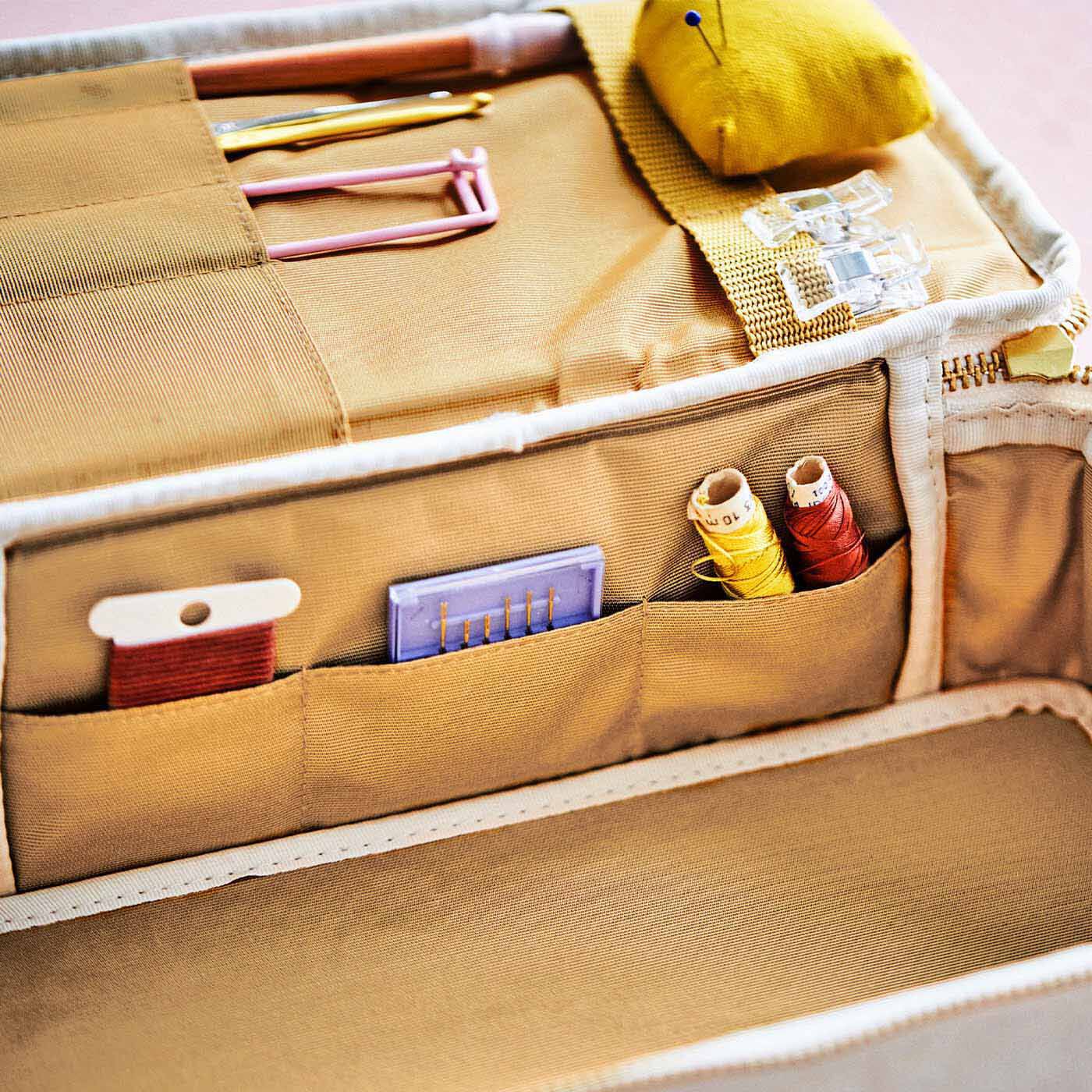 Couturier|オリジナルソーイングポーチ付き クチュリエのスペシャル福ふくセット| 手芸道具や材料をひとまとめにスッキリ。かぎ針やチャコペンシルなどを収納できるポケットも充実。ちょっとした小物の収納に。