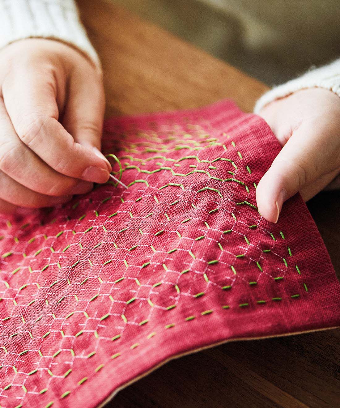 Couturier[クチュリエ]|【3回エントリー】ひたすらちくちくするのが楽しい ひとめ刺しとくぐり刺しのフリークロスの会|【ひとめ刺し】縦・横・斜めと同じ方向を順に刺していく技法。図案に沿って、ひたすら刺しすすめられるのが楽しい！