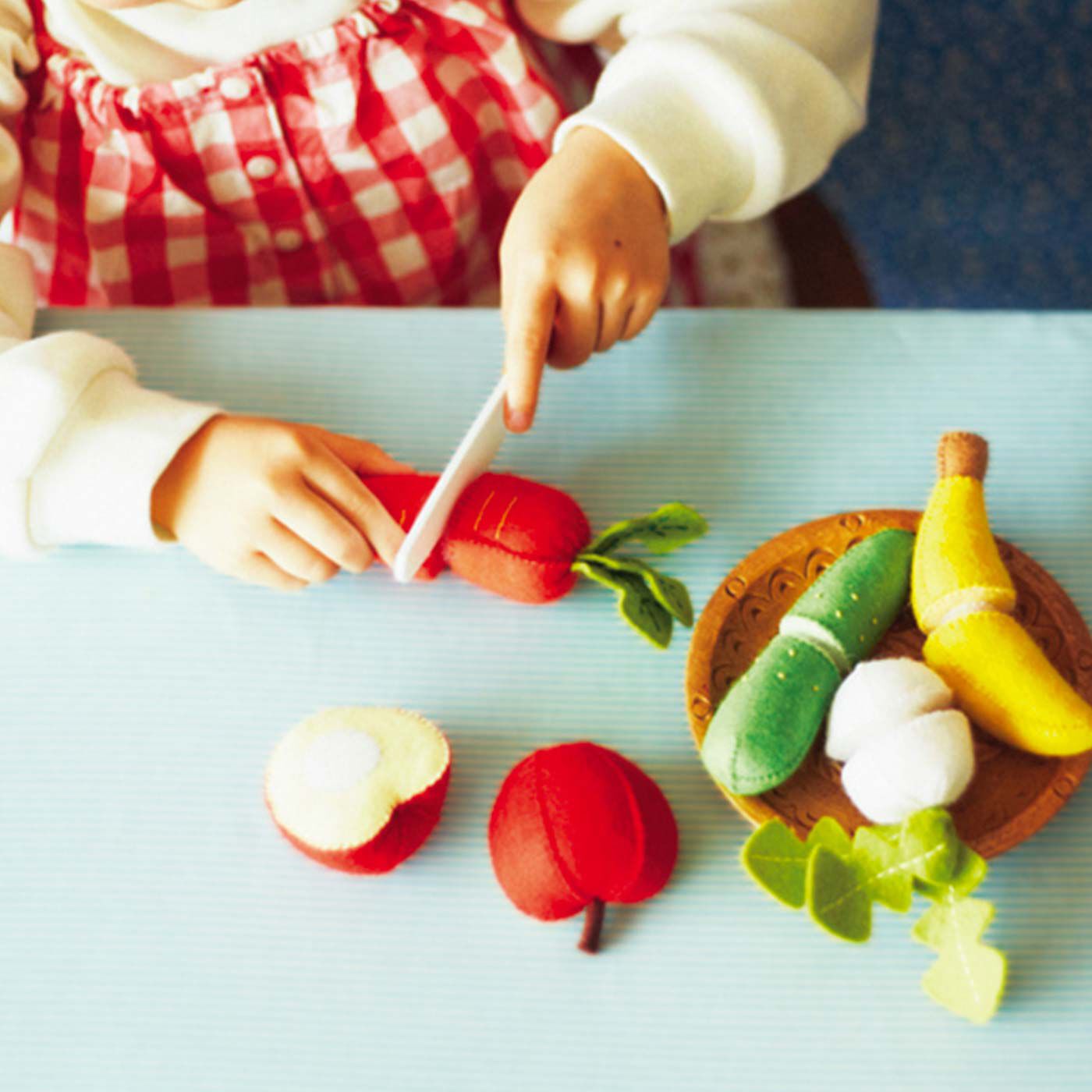 クチュリエ|親子でいろんなごっこ遊びを楽しむ　フェルトおもちゃの会|面ファスナーでつながった野菜をカット！