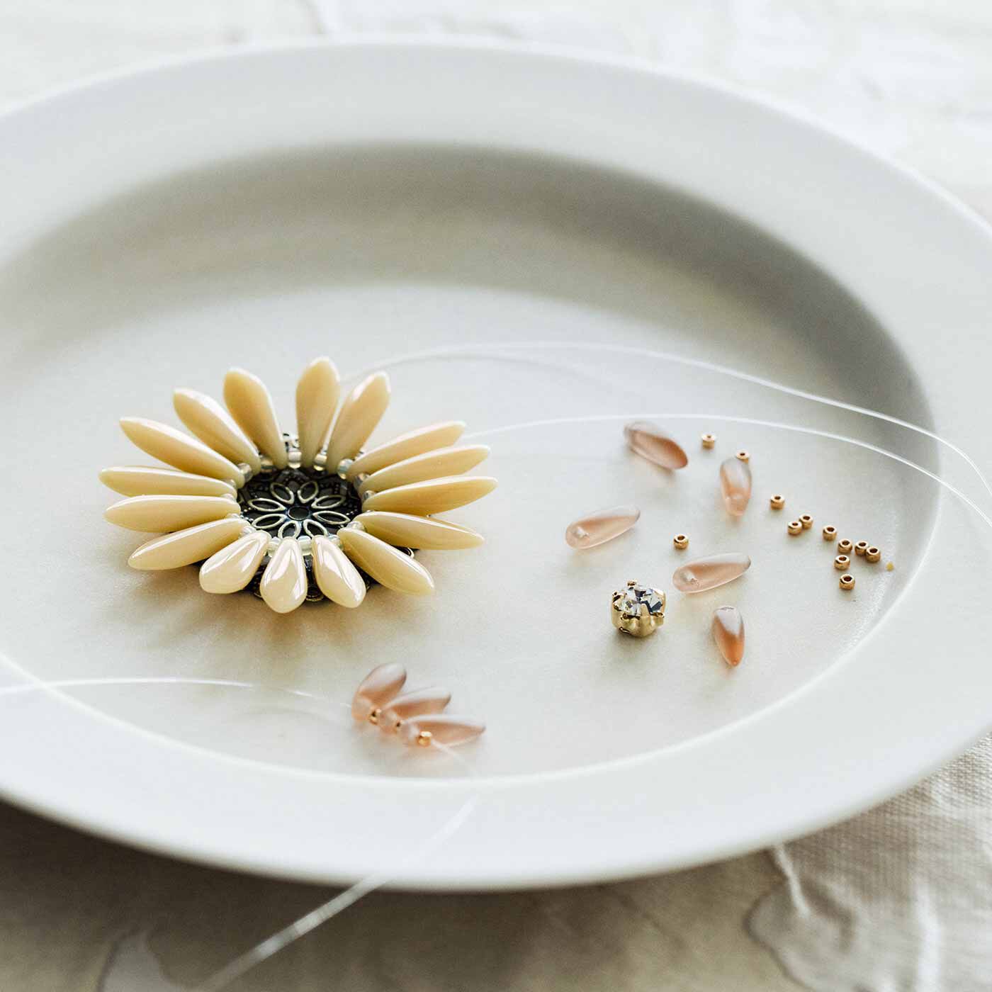 Couturier|【タイプが選べる】ギフトボックスで届く　ビーズで装飾する　花のコスチュームジュエリー|透かし金具にビーズをテグスで編み付けます。