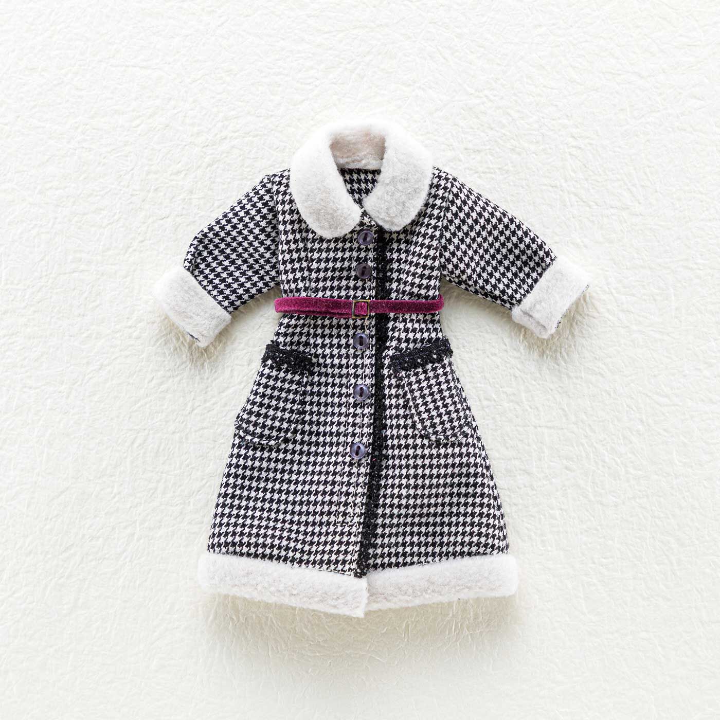 Couturier[クチュリエ]|寒い日もシックにおめかし ドール用千鳥チェックコートのキット|こちらのキットのできあがり作品例です。