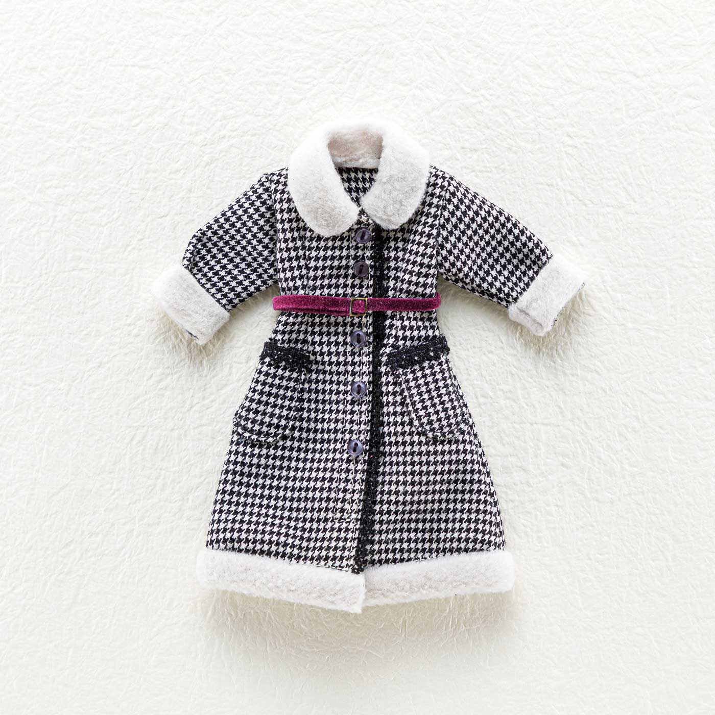 Couturier|寒い日もシックにおめかし ドール用千鳥チェックコートのキット|こちらのキットのできあがり作品例です。