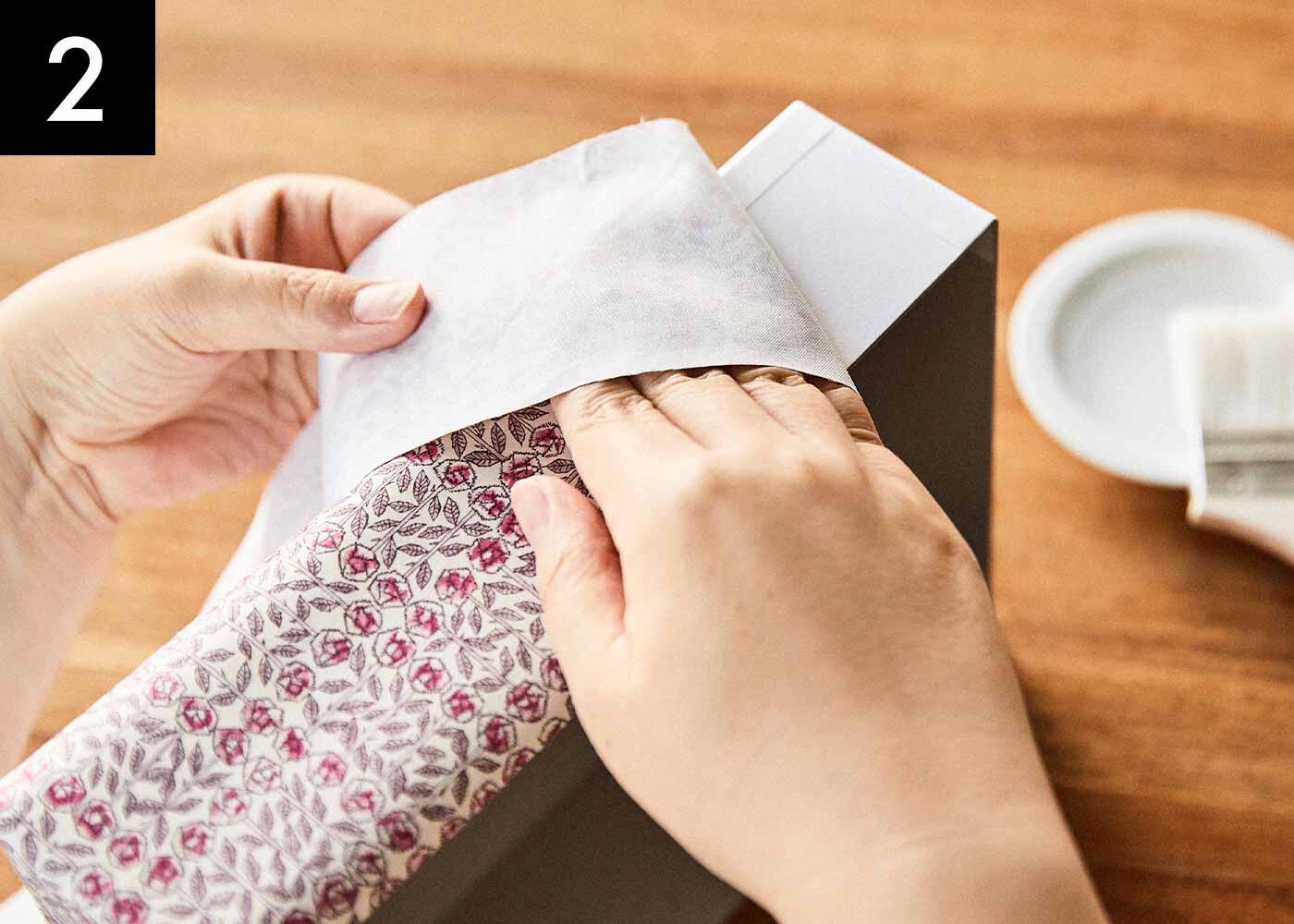 クチュリエ|工作気分で作れる リバティ・ファブリックス カルトナージュの会|接着剤で厚紙に布を貼り、箱の内側に色紙を貼ればできあがり。
