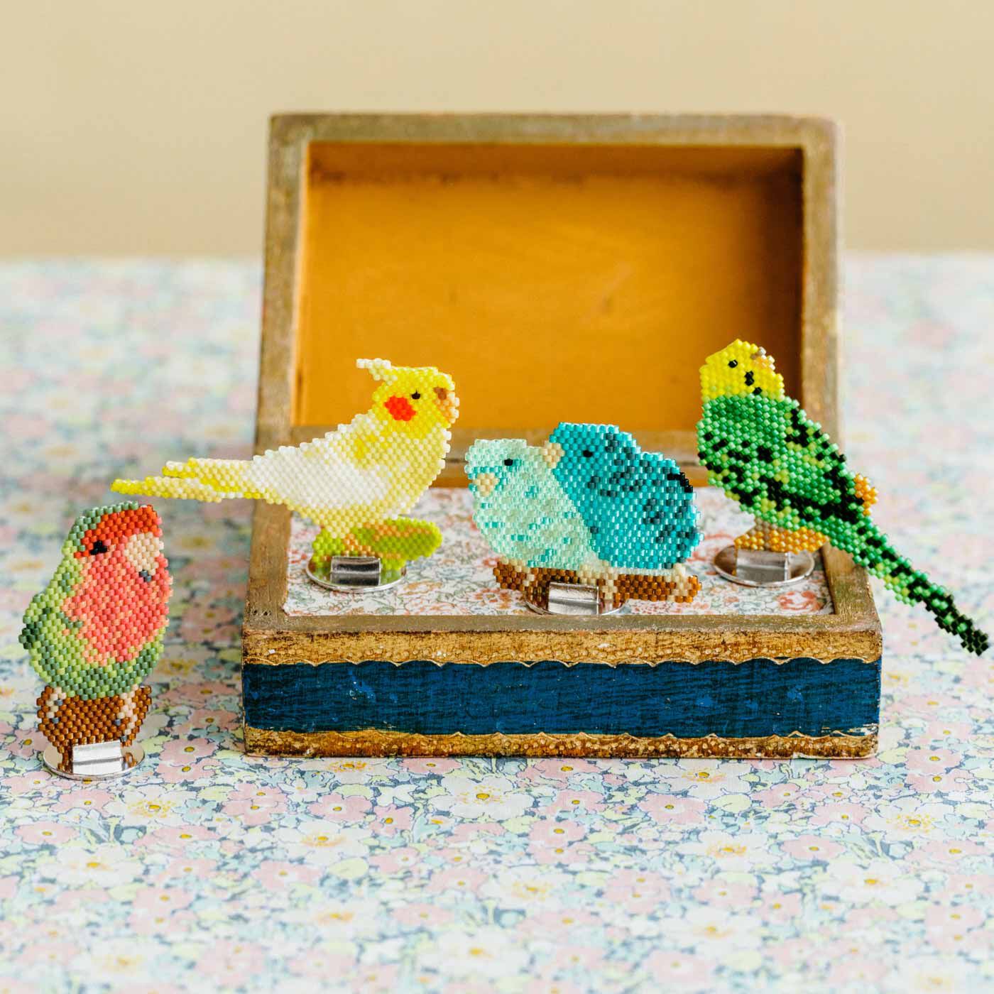 クチュリエ|クチュリエ×小鳥部 たたずまいに癒やされる ビーズステッチの小鳥の会|立てて飾れるスタンドが毎回付いています。