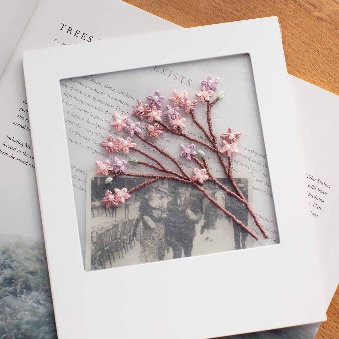クチュリエ|透かして眺めて撮りたくなる お花のオーガンジー刺しゅうの会|アートな気分が楽しめる、インスタントカメラ風の紙枠付き。
