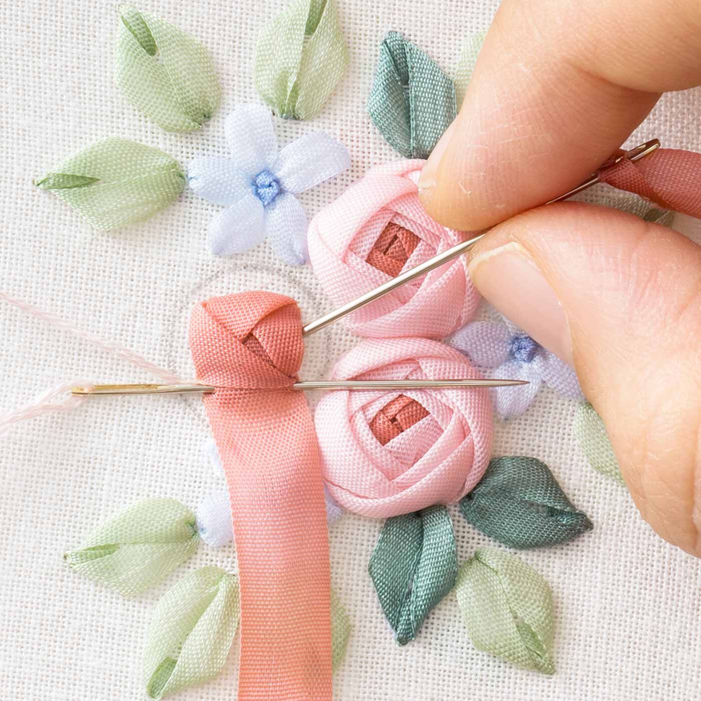 クチュリエ|砂糖菓子のように甘くてかわいい お花のリボン刺しゅうの会|リボンを折りながら縫い留め、花びらを重ねていきます。