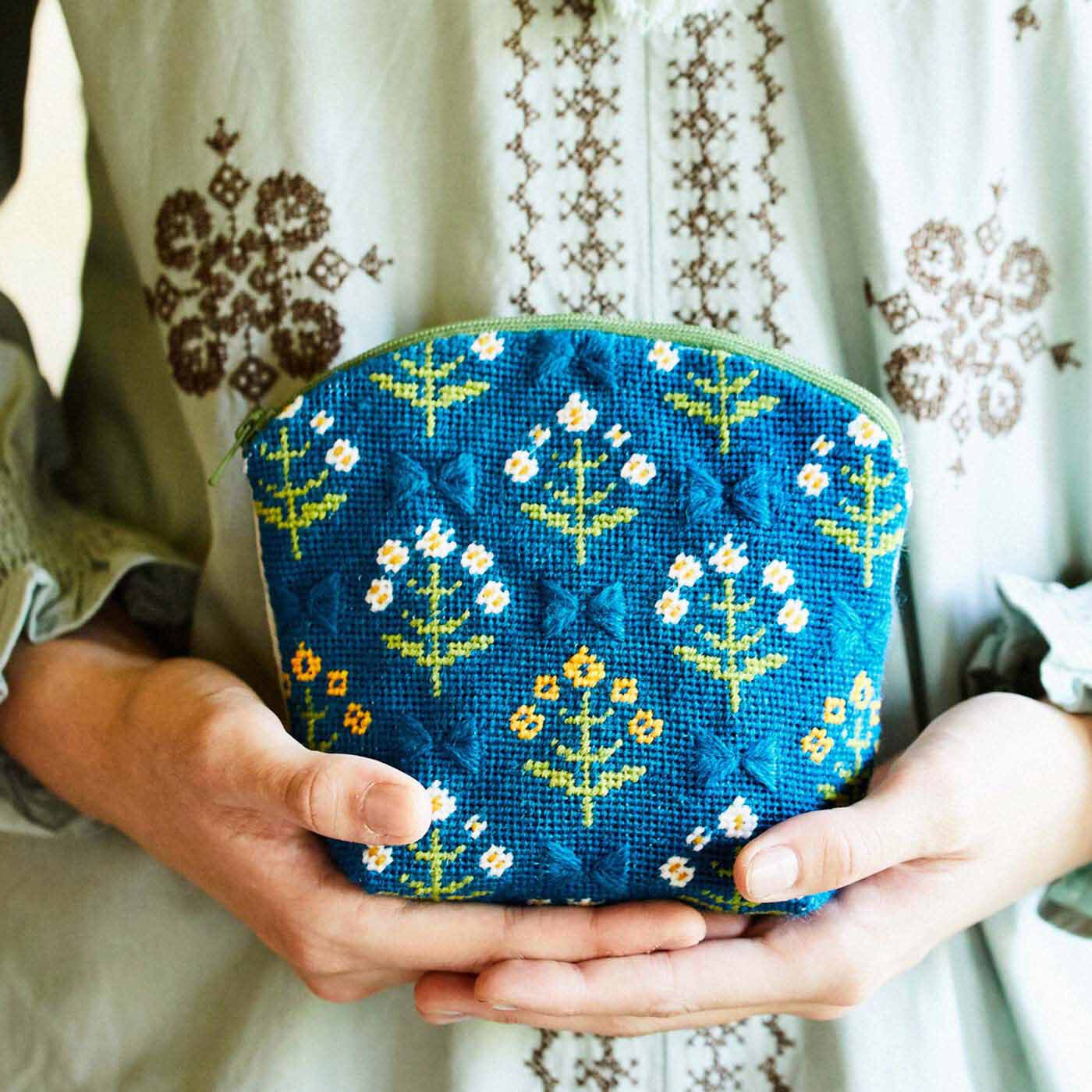 Couturier[クチュリエ]|【タイプが選べる】北欧の花と実を描く テキスタイルみたいなニードルポイントポーチ