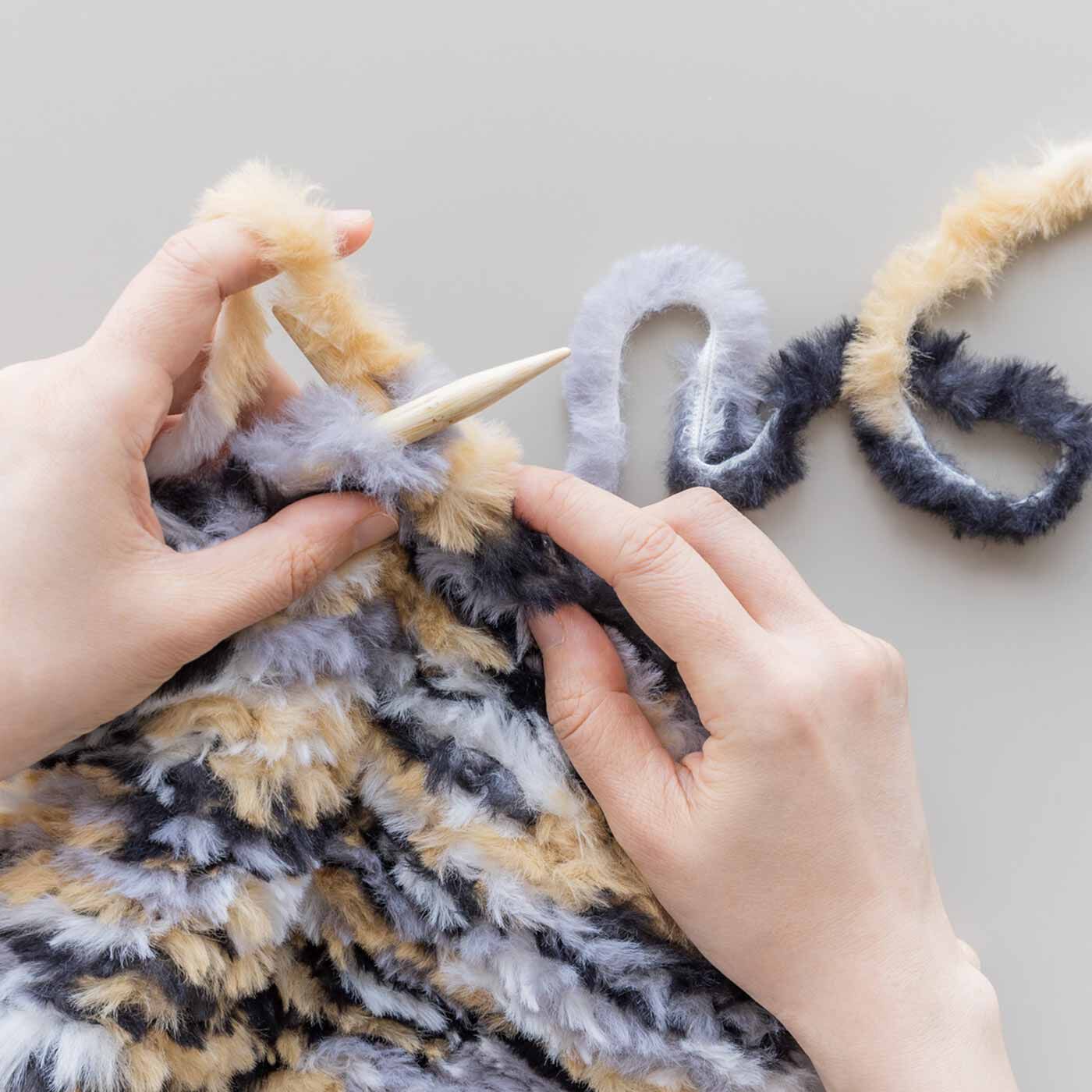クチュリエ|にゃんともふわふわ♪ あったかエコファーで編む冬小物|1本の毛糸を編むだけで柄に！ ザクザク編めるからあっという間に編み上がります。