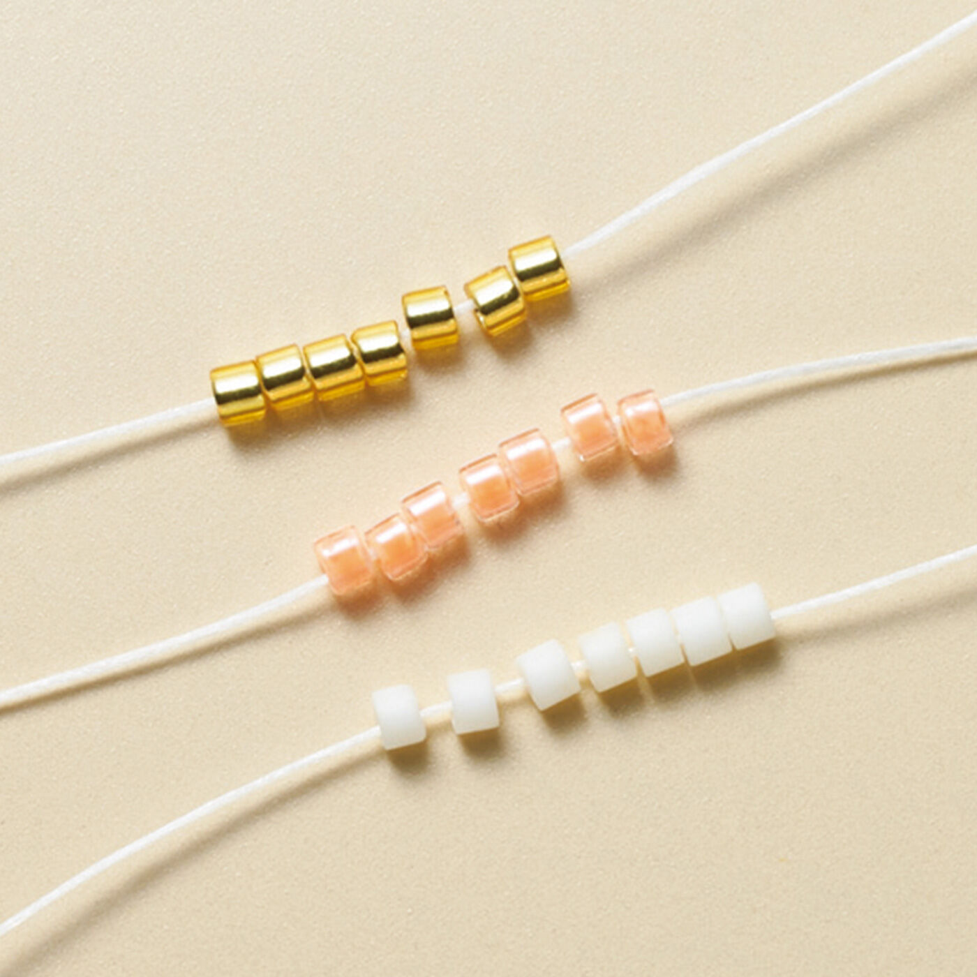 Couturier[クチュリエ]|繊細な光のリフレクション　1枚でもつながってもきれいなビーズモザイクの会|デリカビーズはキラリと光るものやパール調のもの、マットなものなど、質感も色も多彩。