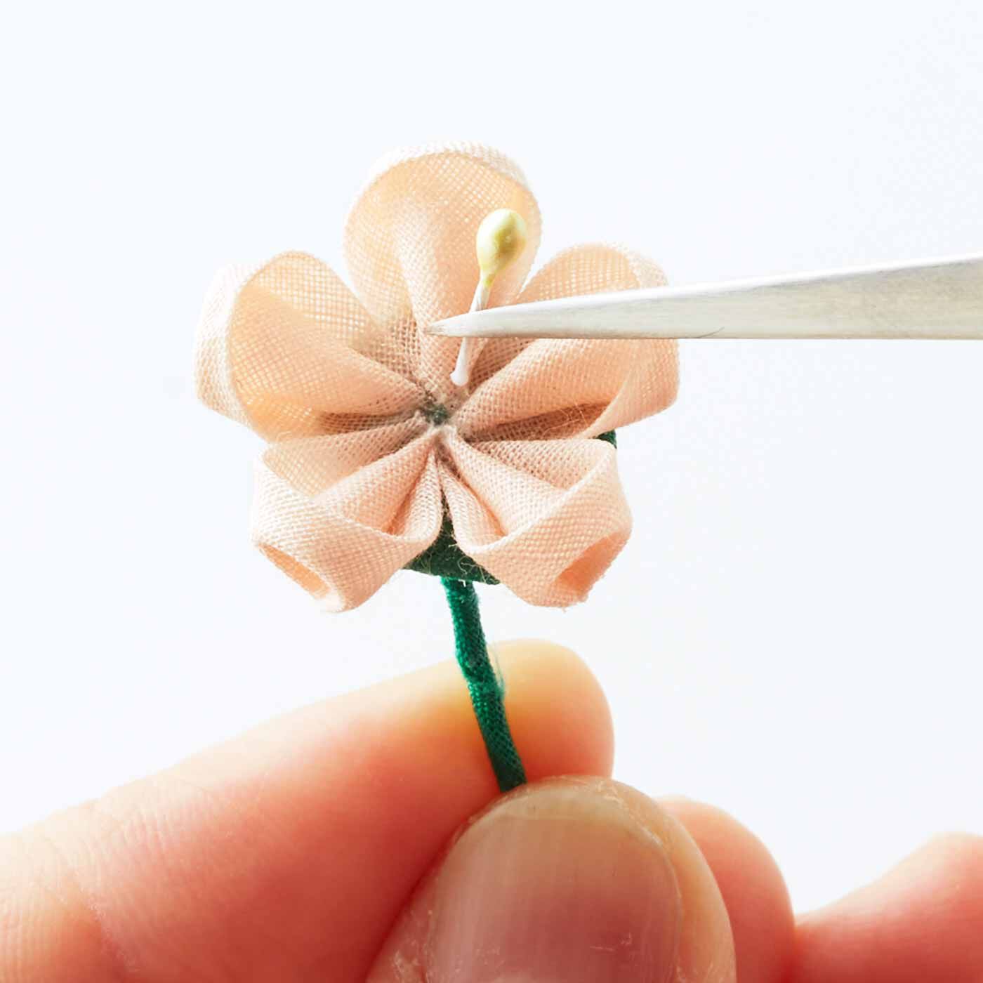 クチュリエ|クチュリエオリジナル つまみ細工用ピンセット|先が細いから花びらの形を整えたり、ペップを付けるのもスムーズ。