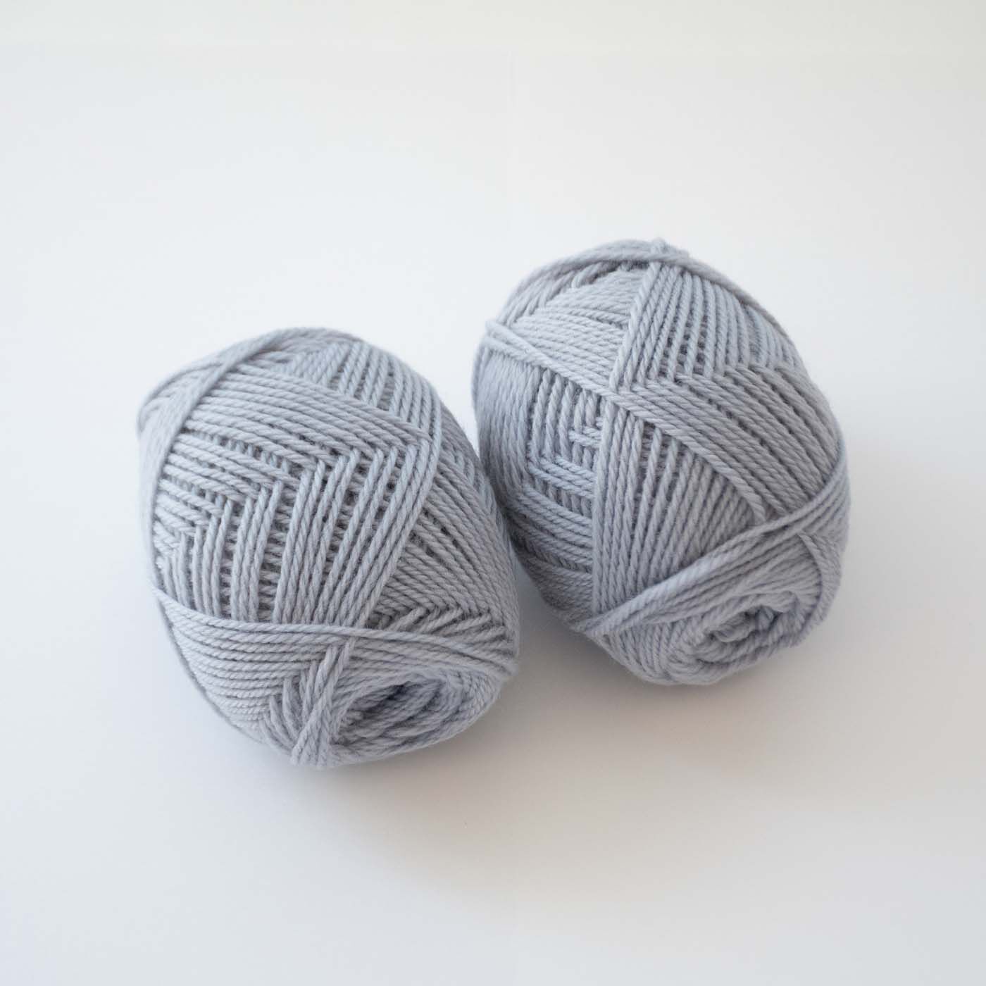 クチュリエ|カラフル毛糸との配色におすすめ　グレーの並太毛糸　同色２玉セット