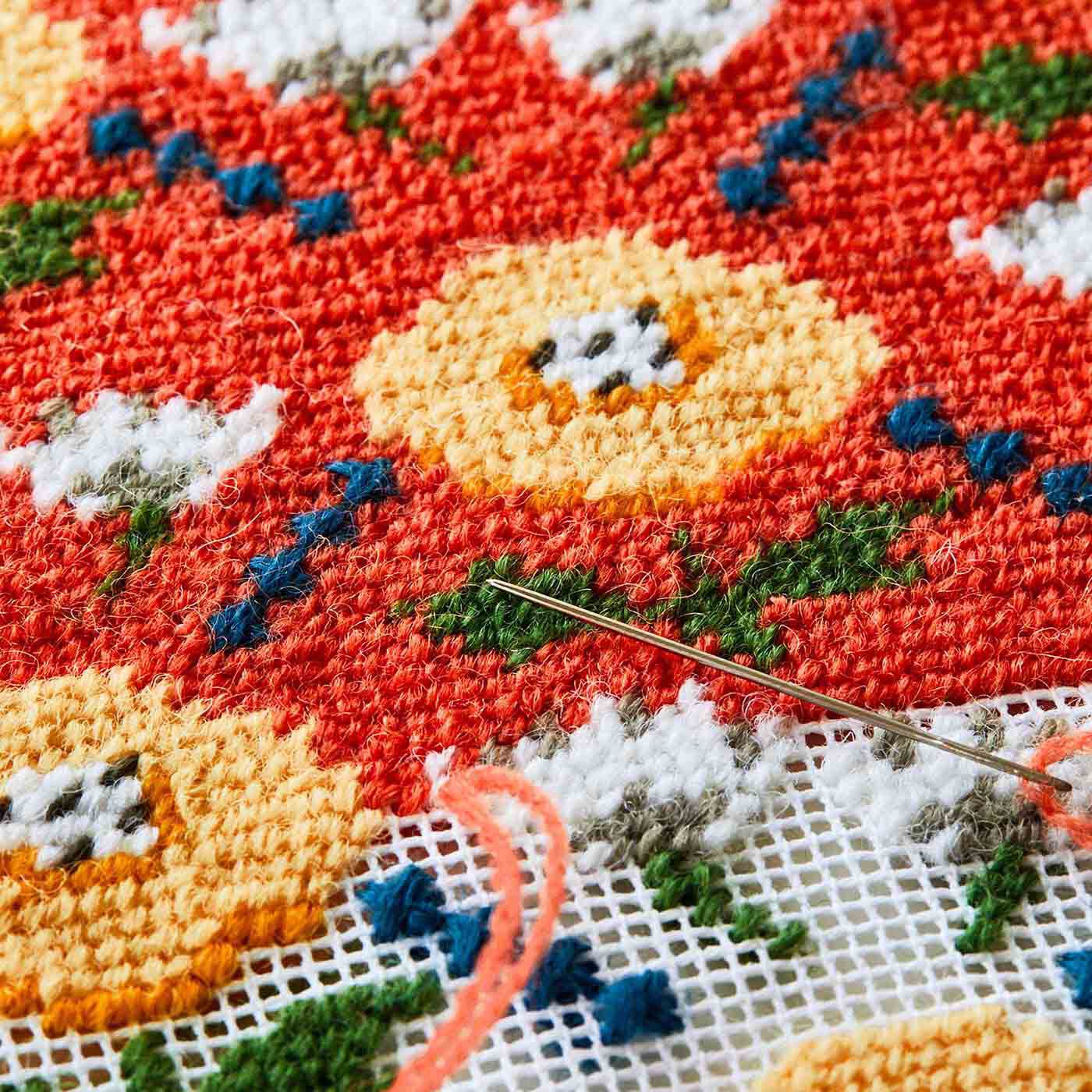 Couturier[クチュリエ]|【タイプが選べる】北欧の花と実を描く テキスタイルみたいなニードルポイントポーチ