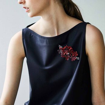 Couturier | 小粋なワントーンつまみ細工ブローチ