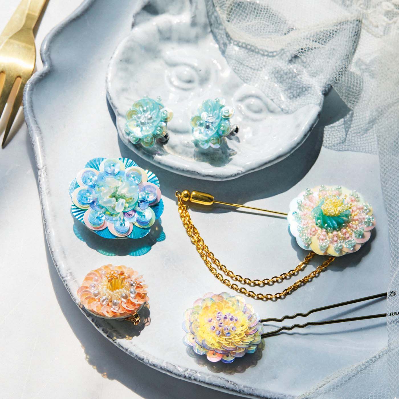 ビーズ＆スパンコール 素材の魅力に出会うアソートボックスの会|マカロン - Macarons -　パッと目をひきつつも、やわらかでやさしい印象。髪飾りやイヤアクセサリーなど、スパンコールを円形に刺しゅうして、アクセサリーパーツにアレンジ。