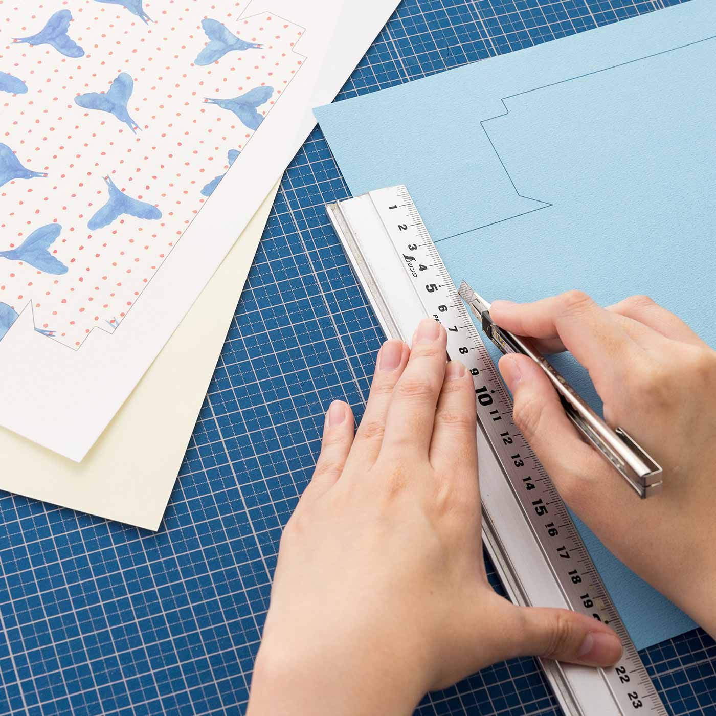 Couturier|かわいいデザインに心躍る はじめてでも簡単にできる紙箱づくりの会|柄紙と色紙に両面シールを貼り、線に沿ってカットします。