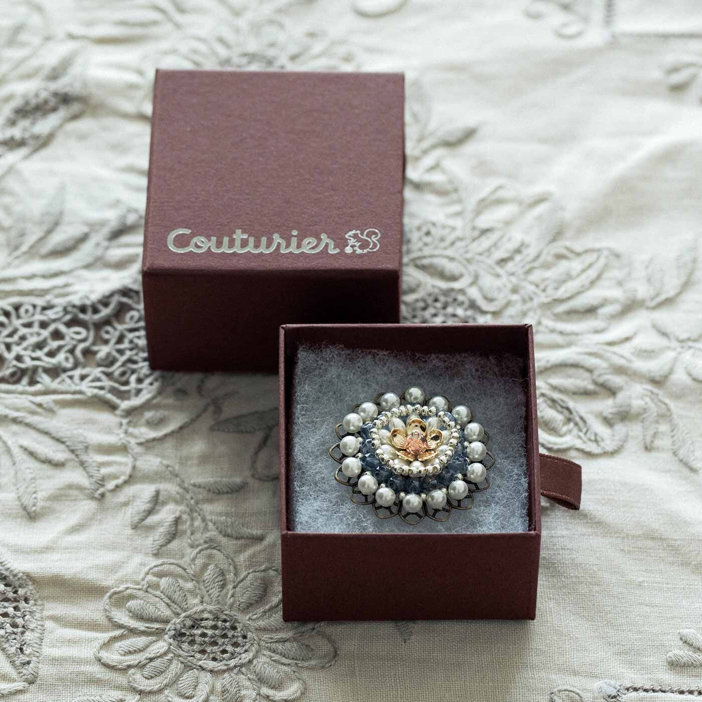 Couturier|ギフトボックスで届く ビーズで装飾する 花のコスチュームジュエリーの会|引き出し仕様のギフトボックスは、作品の保管やプレゼントに活躍。