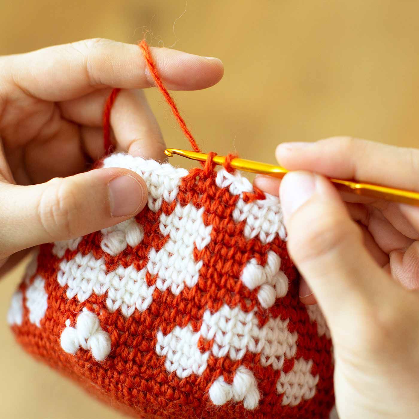 クチュリエ|北欧模様がポップでかわいい かぎ針編みポーチの会|メリヤスこま編みは前段のこま編みの足を拾って編むことで、棒針のメリヤス編みのような編み地に。編み地に強度があって伸びにくいので、作ったアイテムは気兼ねなくふだん使いできます。