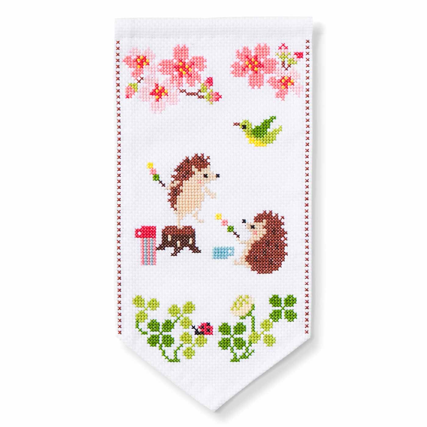 Couturier[クチュリエ]|【タイプが選べる】ユーモラスな動物たちにほっこり　季節を描く ちいさなクロスステッチ壁飾り|4：ハリネズミのお花見