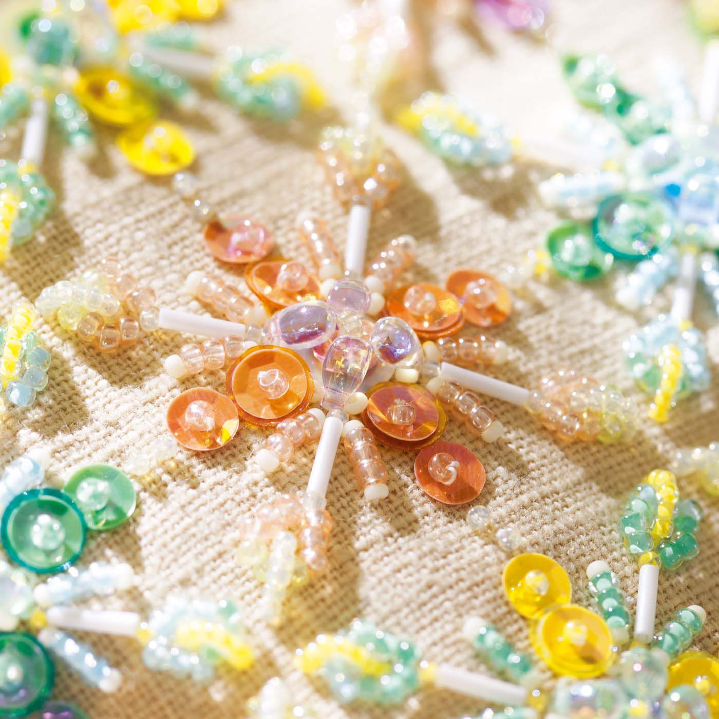 Couturier[クチュリエ]|【タイプが選べる】ビーズ＆スパンコール 素材の魅力に出会うアソートボックス|立体的で繊細なオートクチュール刺しゅう。刺しゅう針で表から刺す技法なら、初心者さんでも挑戦しやすい。小物の装飾や刺しゅうにも重宝します。