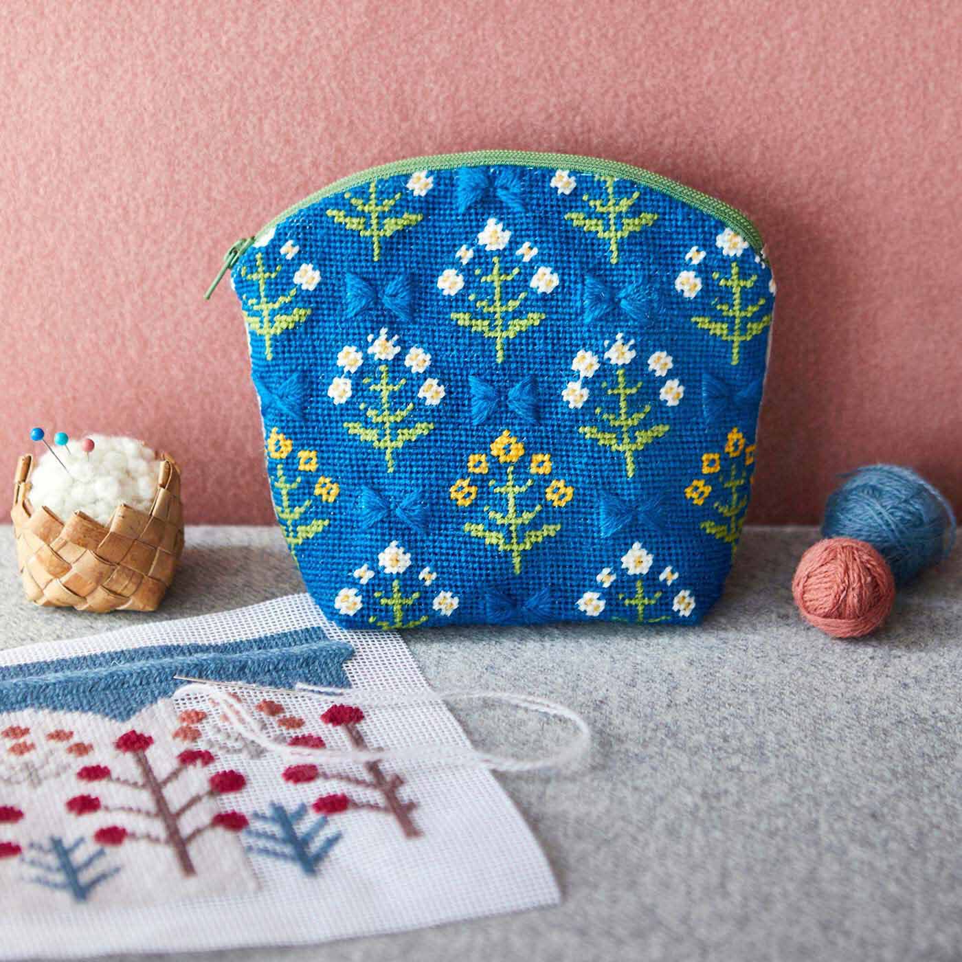 Couturier[クチュリエ]|【タイプが選べる】北欧の花と実を描く テキスタイルみたいなニードルポイントポーチ