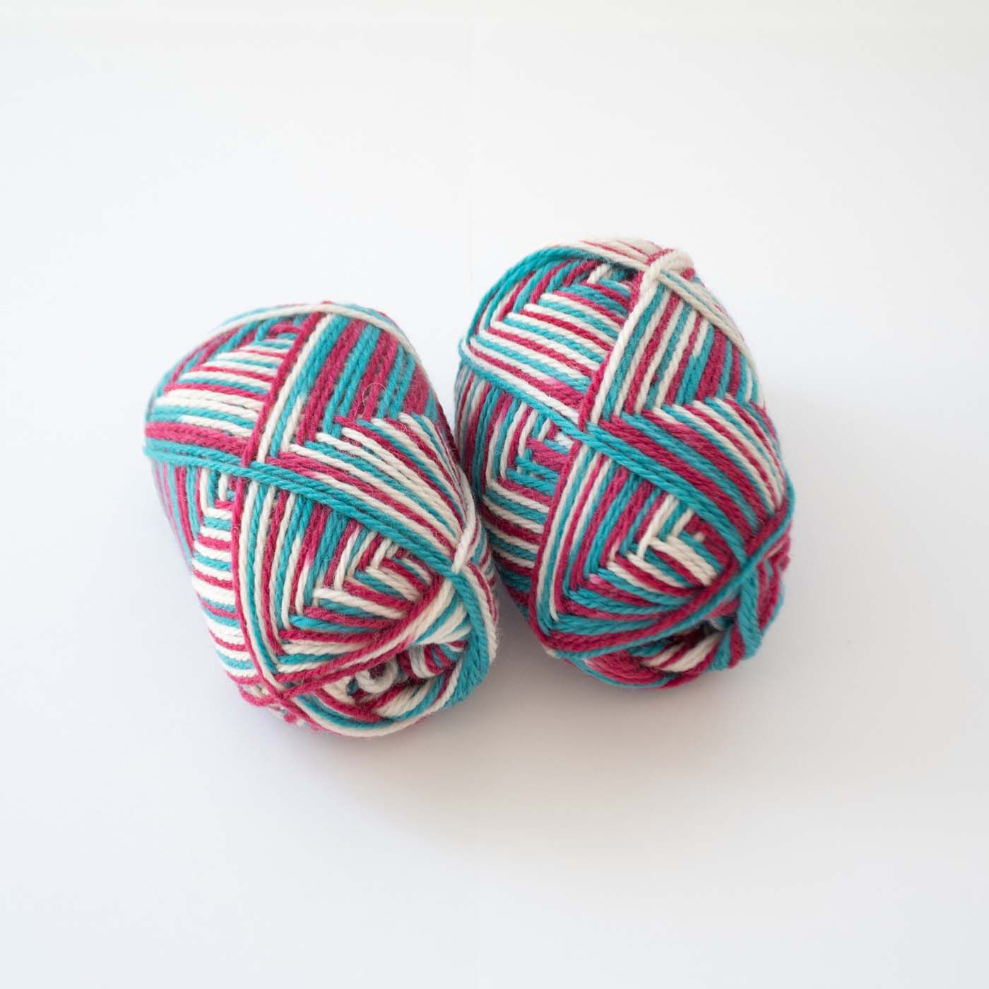 クチュリエ|１本の糸で編みながら色の変化が楽しめる　カラフル段染め毛糸　同色２玉セット|2.赤紫/生成/青緑